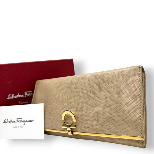 サルヴァトーレフェラガモ 長財布 ロングウォレット ガンチーニ PVC レザー ベージュ ゴールド金具 二つ折り レディース メンズ ユニセックス 定番人気 エレガント 上品 クラシック フェミニン Salvatore Ferragamo 箱付き w2