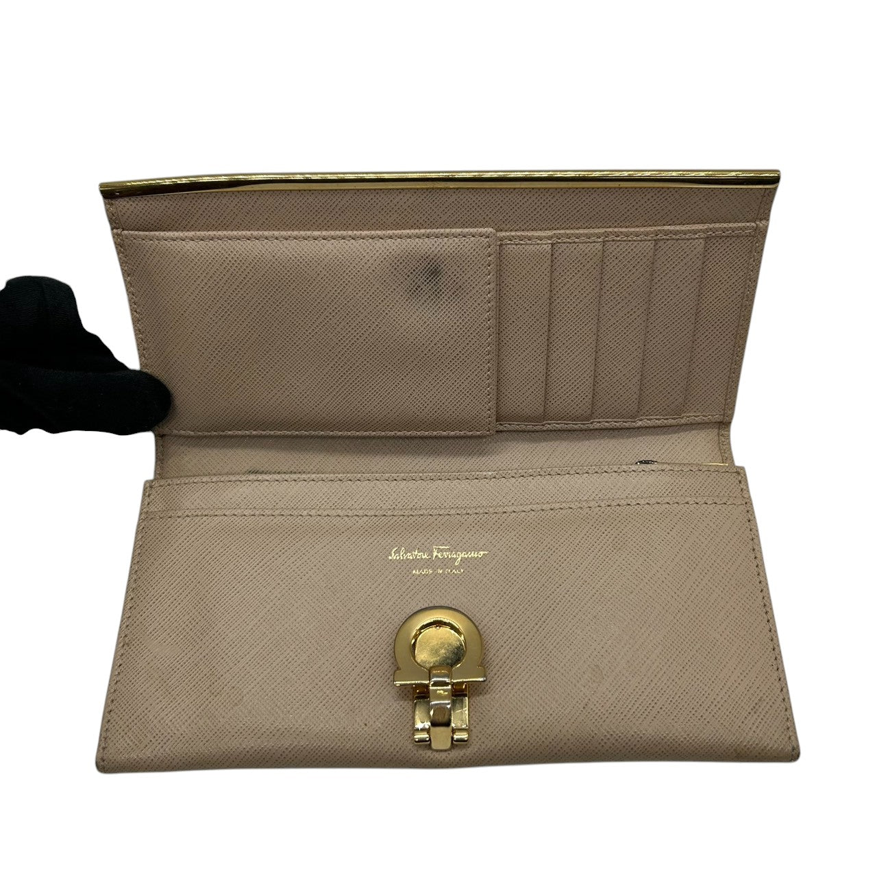 サルヴァトーレフェラガモ 長財布 ロングウォレット ガンチーニ PVC レザー ベージュ ゴールド金具 二つ折り レディース メンズ ユニセックス 定番人気 エレガント 上品 クラシック フェミニン Salvatore Ferragamo 箱付き w2