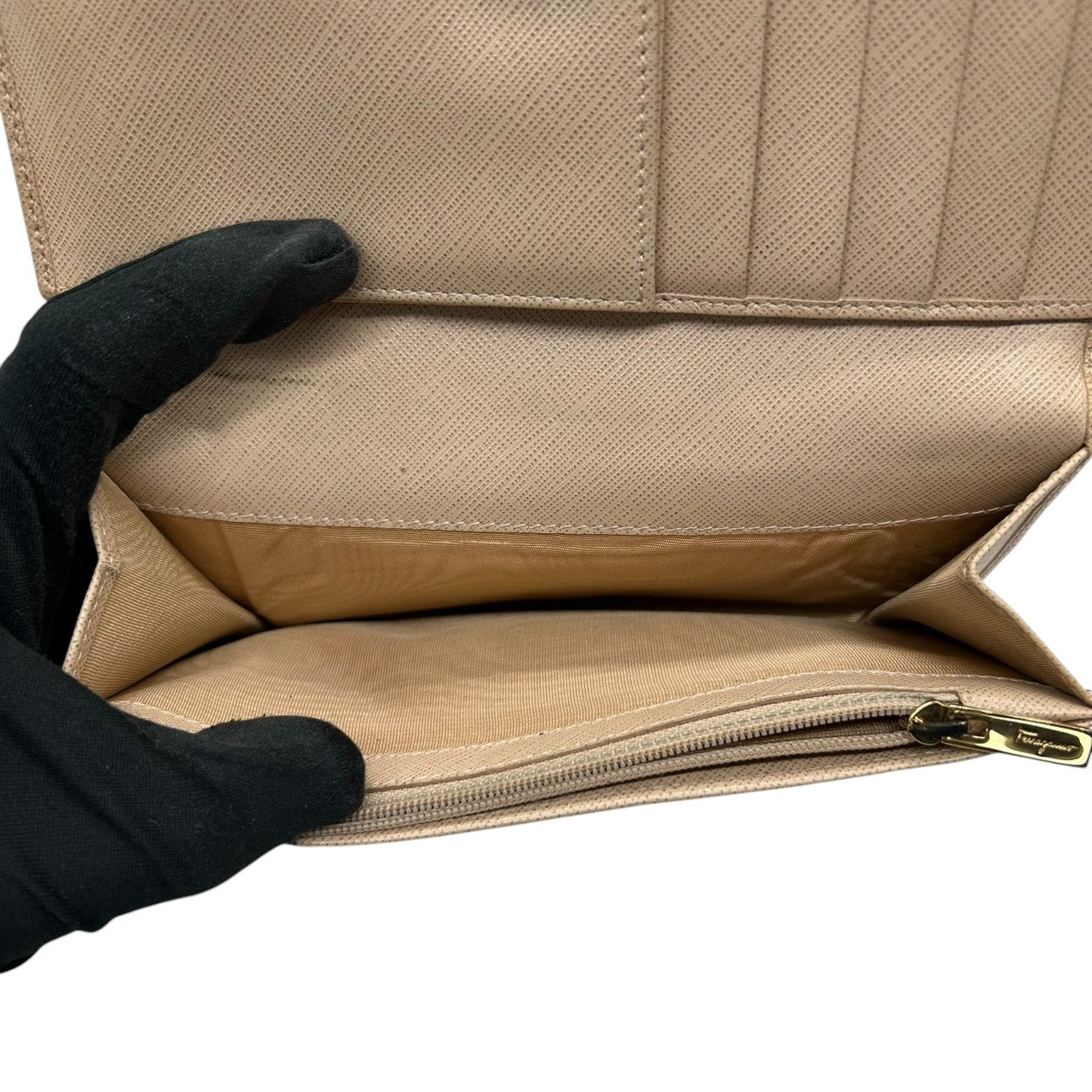 サルヴァトーレフェラガモ 長財布 ロングウォレット ガンチーニ PVC レザー ベージュ ゴールド金具 二つ折り レディース メンズ ユニセックス 定番人気 エレガント 上品 クラシック フェミニン Salvatore Ferragamo 箱付き w2