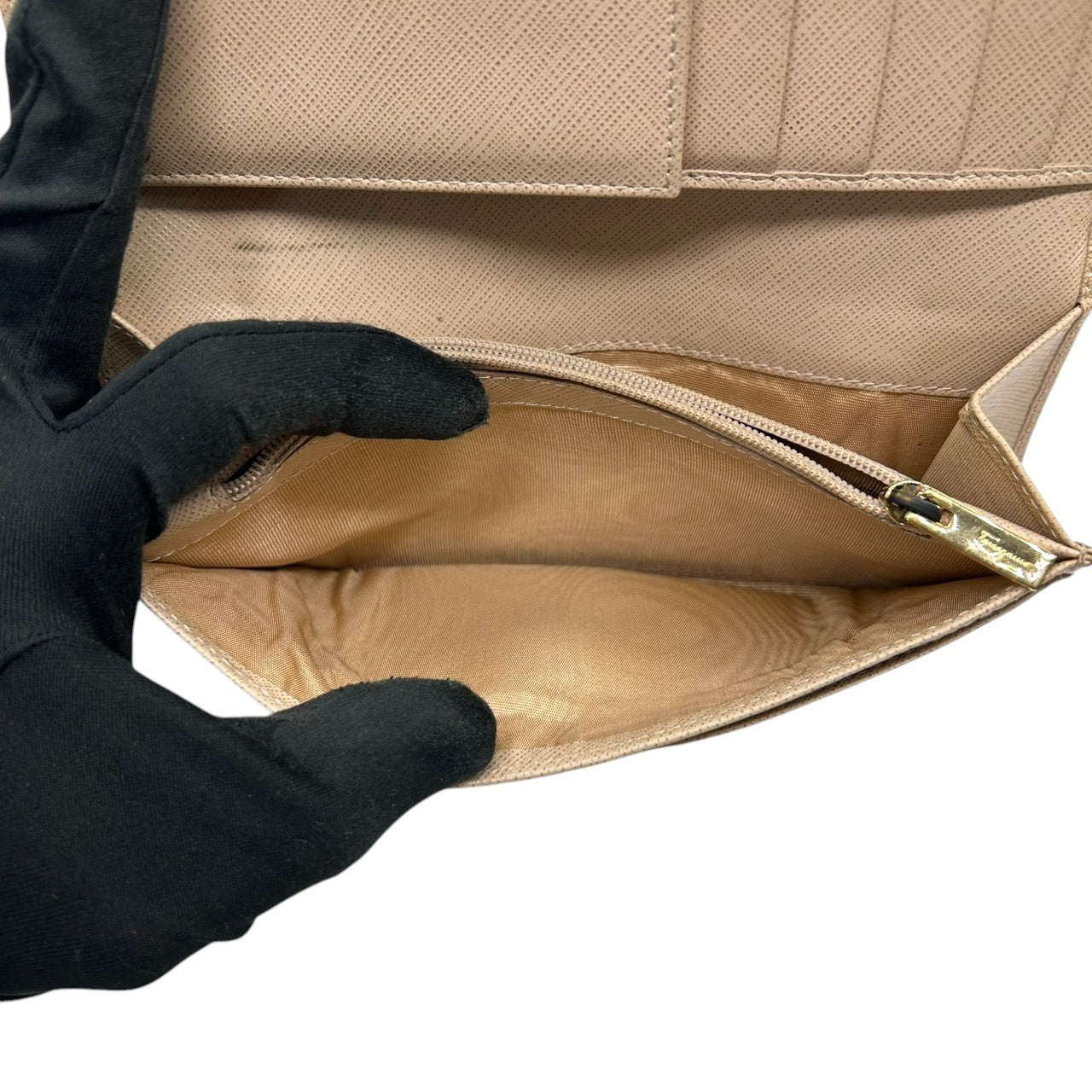 サルヴァトーレフェラガモ 長財布 ロングウォレット ガンチーニ PVC レザー ベージュ ゴールド金具 二つ折り レディース メンズ ユニセックス 定番人気 エレガント 上品 クラシック フェミニン Salvatore Ferragamo 箱付き w2