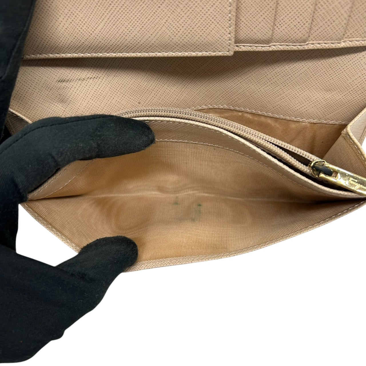 サルヴァトーレフェラガモ 長財布 ロングウォレット ガンチーニ PVC レザー ベージュ ゴールド金具 二つ折り レディース メンズ ユニセックス 定番人気 エレガント 上品 クラシック フェミニン Salvatore Ferragamo 箱付き w2