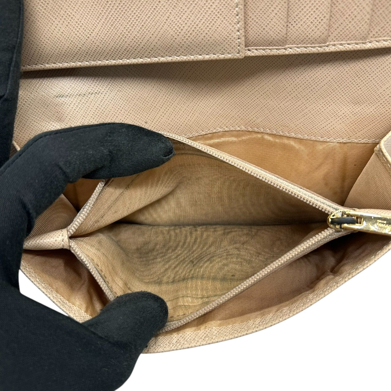 サルヴァトーレフェラガモ 長財布 ロングウォレット ガンチーニ PVC レザー ベージュ ゴールド金具 二つ折り レディース メンズ ユニセックス 定番人気 エレガント 上品 クラシック フェミニン Salvatore Ferragamo 箱付き w2