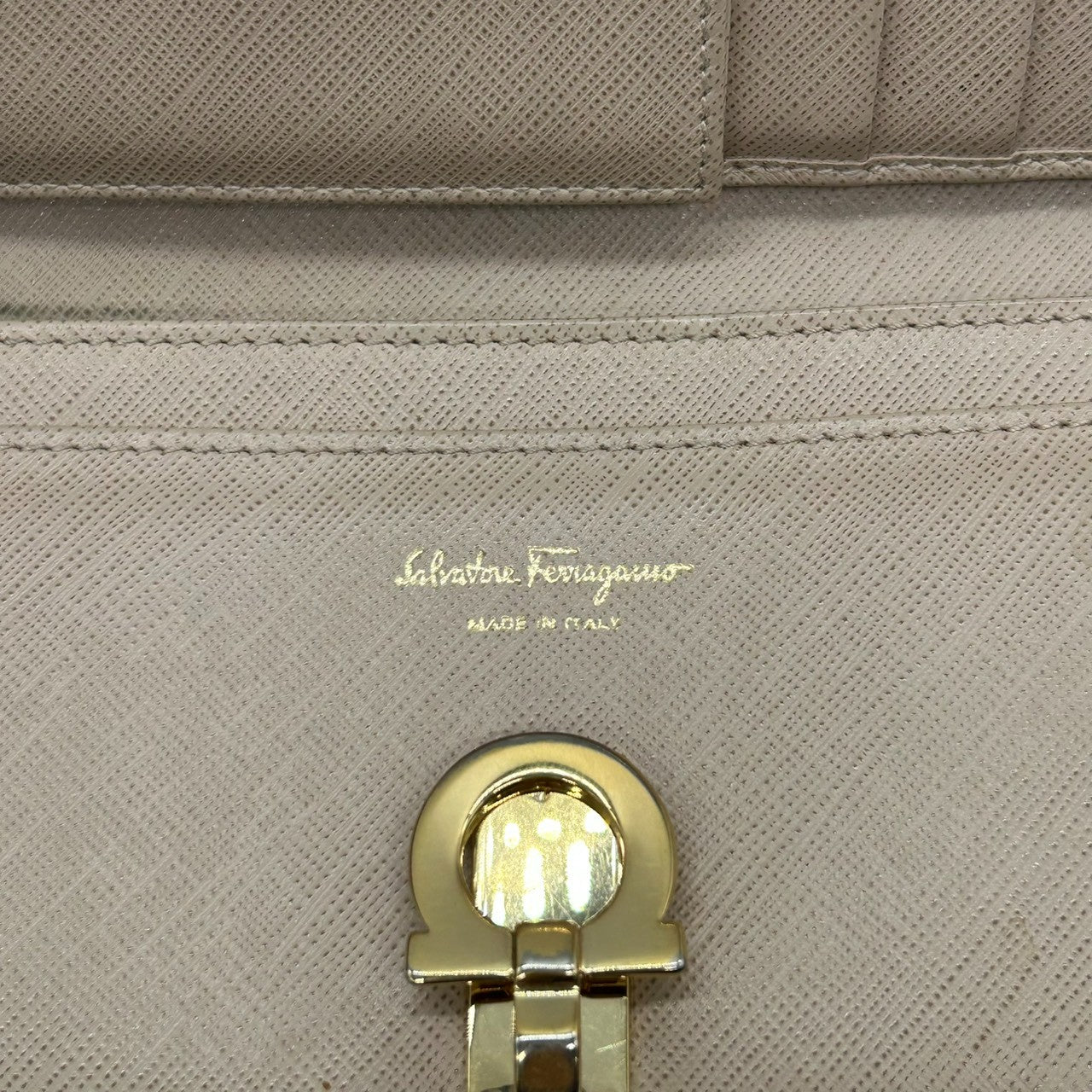 サルヴァトーレフェラガモ 長財布 ロングウォレット ガンチーニ PVC レザー ベージュ ゴールド金具 二つ折り レディース メンズ ユニセックス 定番人気 エレガント 上品 クラシック フェミニン Salvatore Ferragamo 箱付き w2