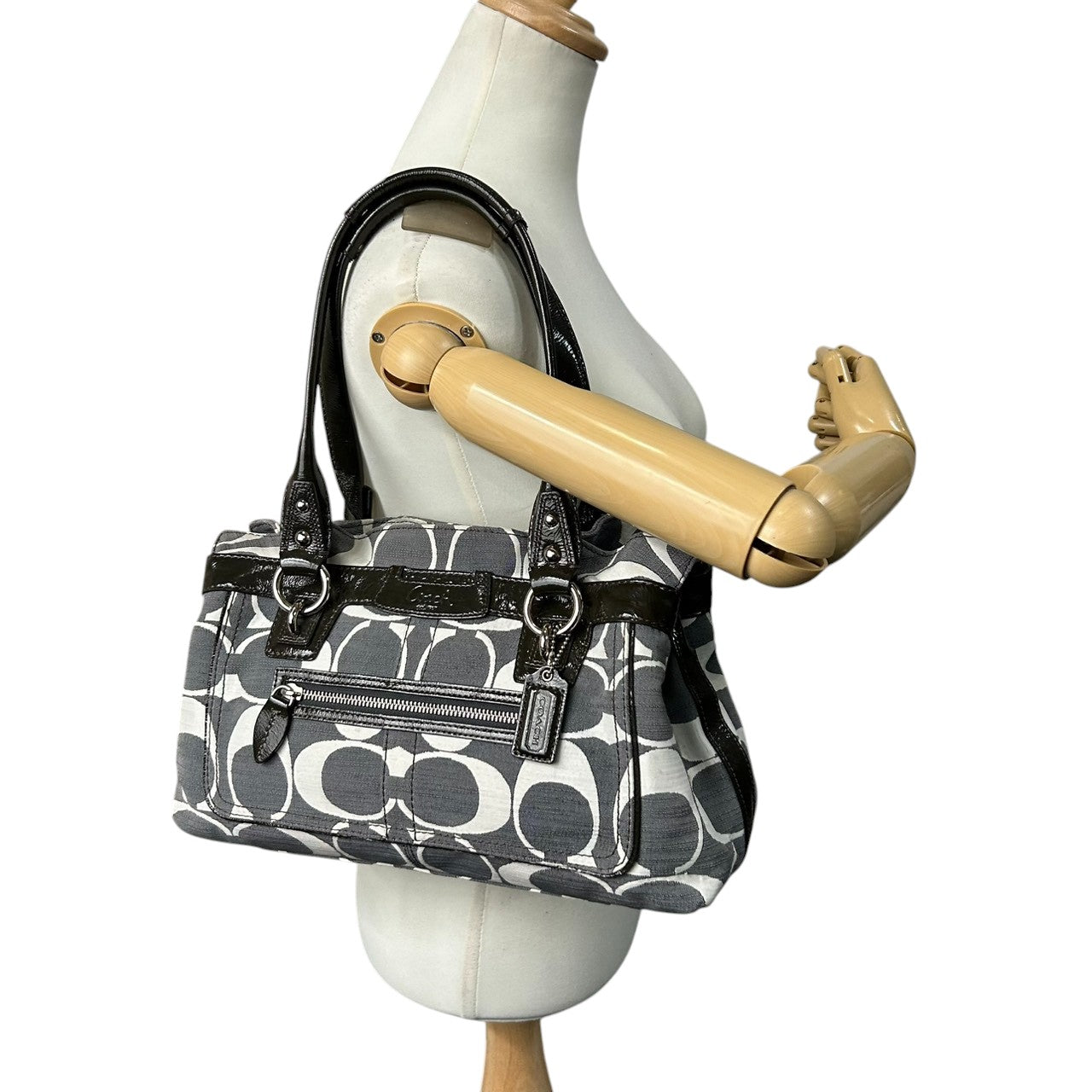 コーチ ハンドバッグ ワンショルダー オプアート シグネチャー キャンバス パテントレザー グレー ブラック レディース 肩掛け 通勤 通学 カジュアル スタイリッシュ モノトーン デザイン性 人気モデル COACH 13290 s82