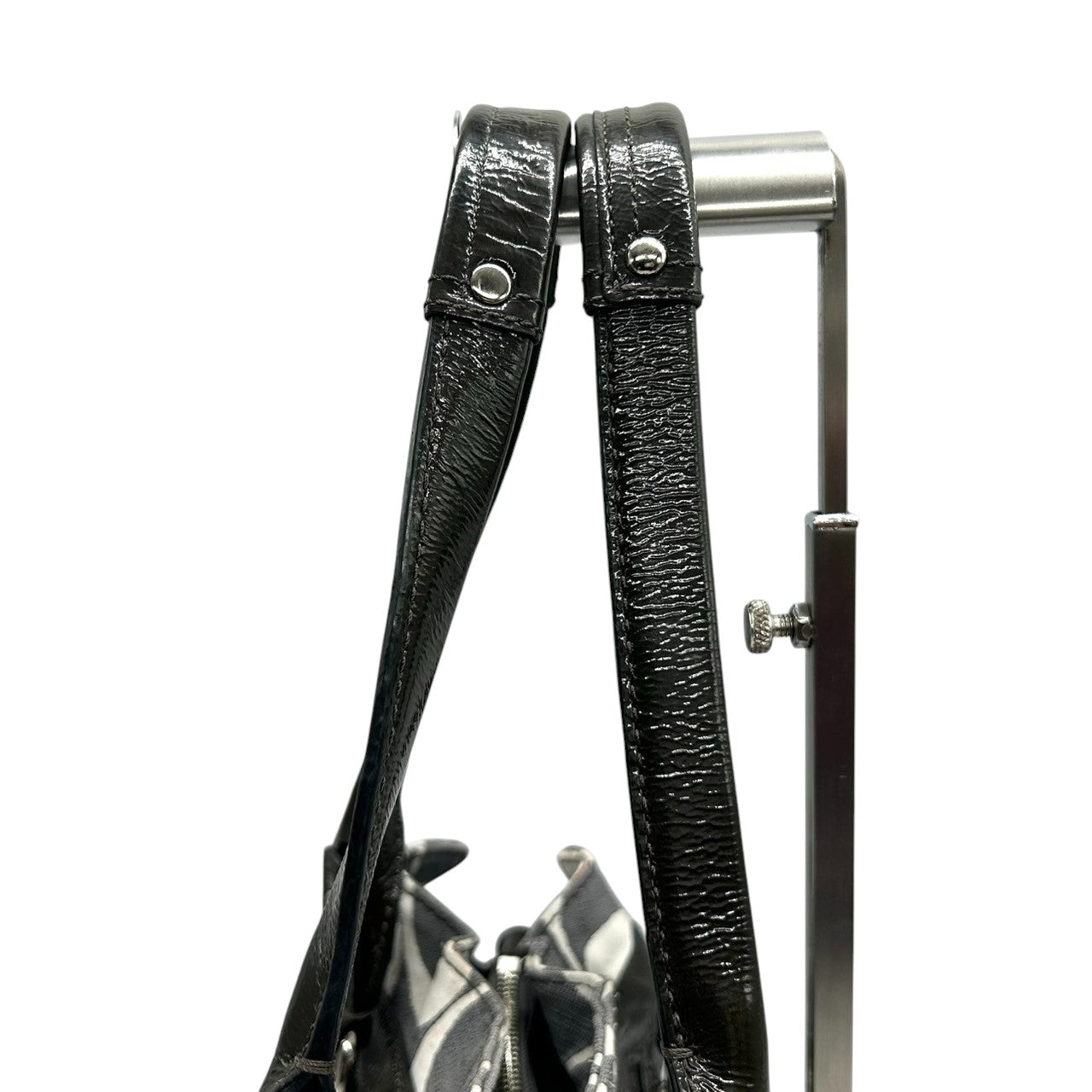 コーチ ハンドバッグ ワンショルダー オプアート シグネチャー キャンバス パテントレザー グレー ブラック レディース 肩掛け 通勤 通学 カジュアル スタイリッシュ モノトーン デザイン性 人気モデル COACH 13290 s82