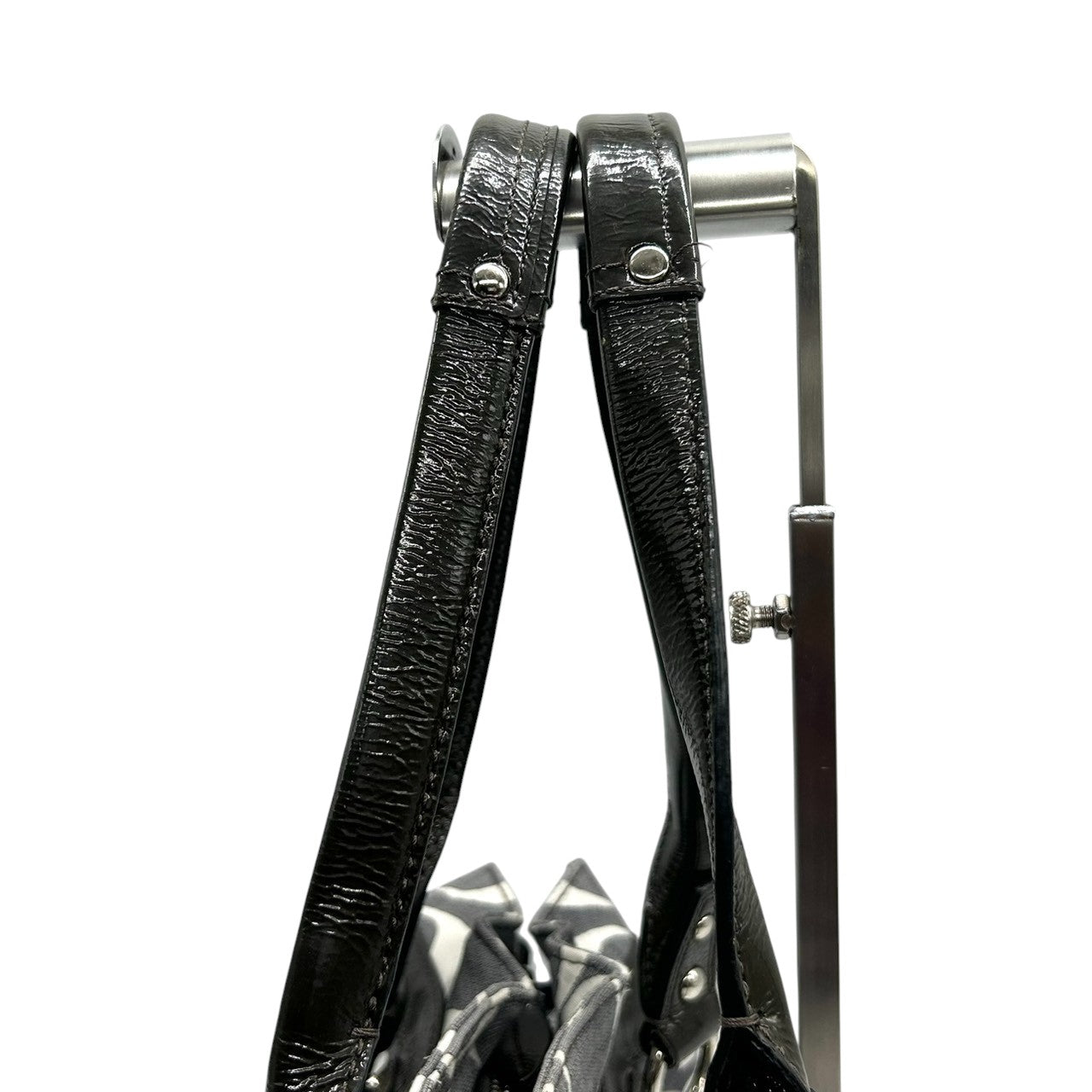 コーチ ハンドバッグ ワンショルダー オプアート シグネチャー キャンバス パテントレザー グレー ブラック レディース 肩掛け 通勤 通学 カジュアル スタイリッシュ モノトーン デザイン性 人気モデル COACH 13290 s82