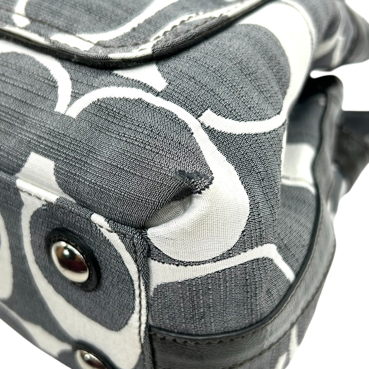 コーチ ハンドバッグ ワンショルダー オプアート シグネチャー キャンバス パテントレザー グレー ブラック レディース 肩掛け 通勤 通学 カジュアル スタイリッシュ モノトーン デザイン性 人気モデル COACH 13290 s82