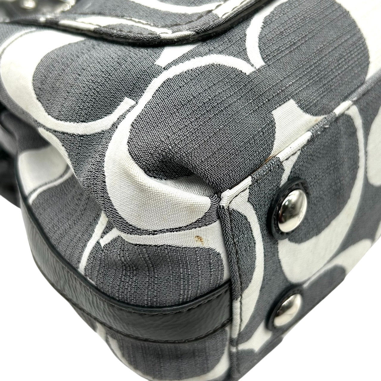 コーチ ハンドバッグ ワンショルダー オプアート シグネチャー キャンバス パテントレザー グレー ブラック レディース 肩掛け 通勤 通学 カジュアル スタイリッシュ モノトーン デザイン性 人気モデル COACH 13290 s82