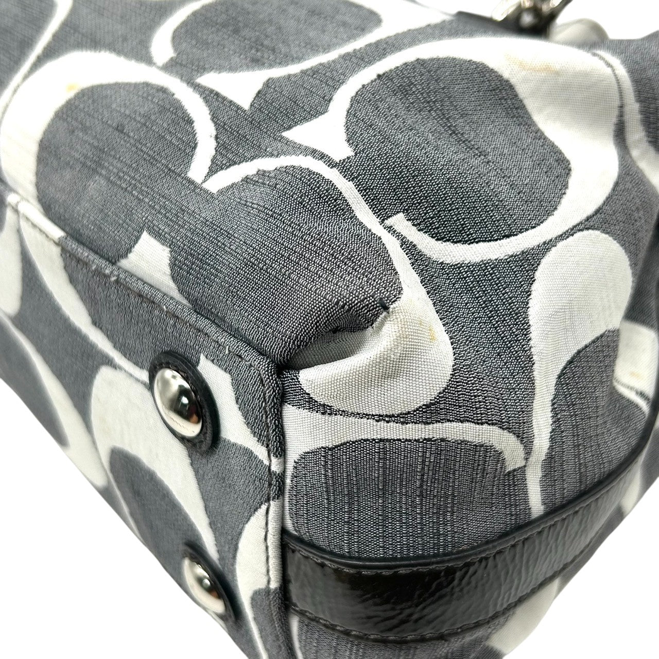 コーチ ハンドバッグ ワンショルダー オプアート シグネチャー キャンバス パテントレザー グレー ブラック レディース 肩掛け 通勤 通学 カジュアル スタイリッシュ モノトーン デザイン性 人気モデル COACH 13290 s82