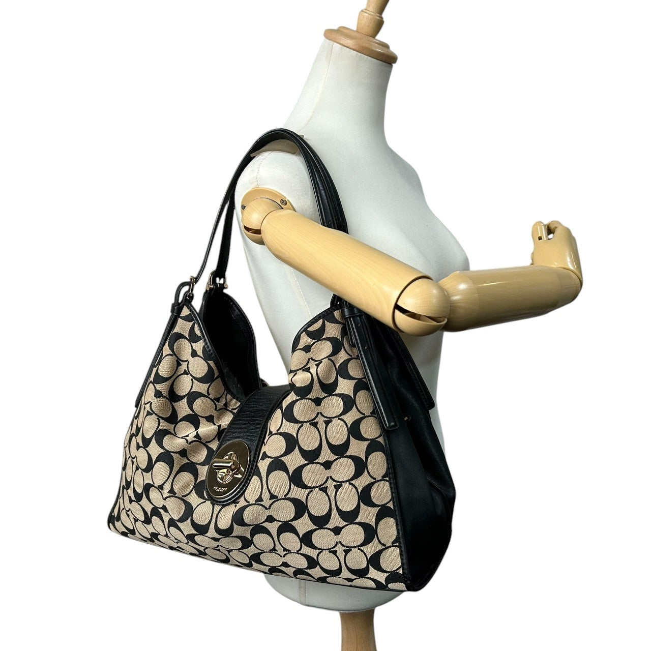 コーチ ショルダーバッグ ハンドバッグ ワンショルダー ホーボー シグネチャー キャンバス レザー 本革 ブラック ベージュ ターンロック A4可 大容量 肩掛け ハンドル調節可 レディース 通勤 通学 ビジネス エレガント COACH 32907 s82