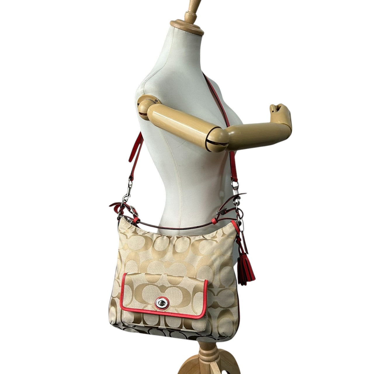 【極美品】コーチ レガシー 2WAY ショルダーバッグ シグネチャー キャンバス レザー 本革 ベージュ ゴールド レッド タッセル ターンロック 斜め掛け 肩掛け レディース 未使用級 エレガント フェミニン 大人可愛い COACH 22392 s82