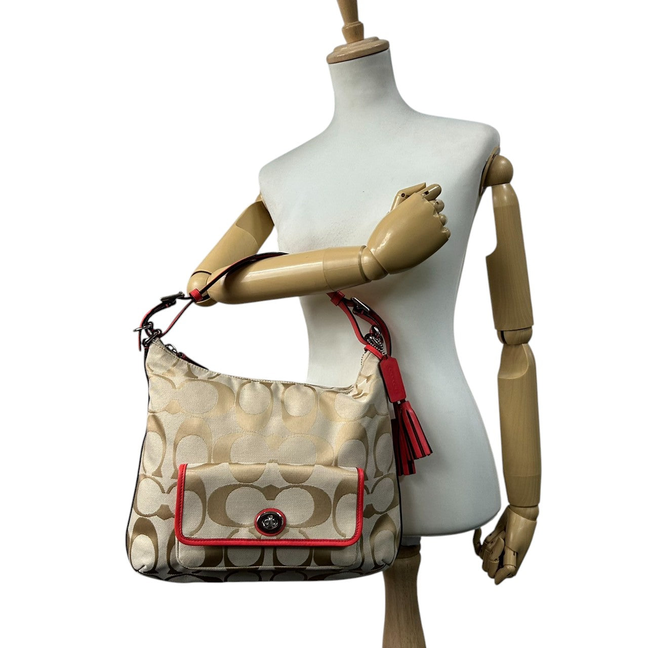 【極美品】コーチ レガシー 2WAY ショルダーバッグ シグネチャー キャンバス レザー 本革 ベージュ ゴールド レッド タッセル ターンロック 斜め掛け 肩掛け レディース 未使用級 エレガント フェミニン 大人可愛い COACH 22392 s82