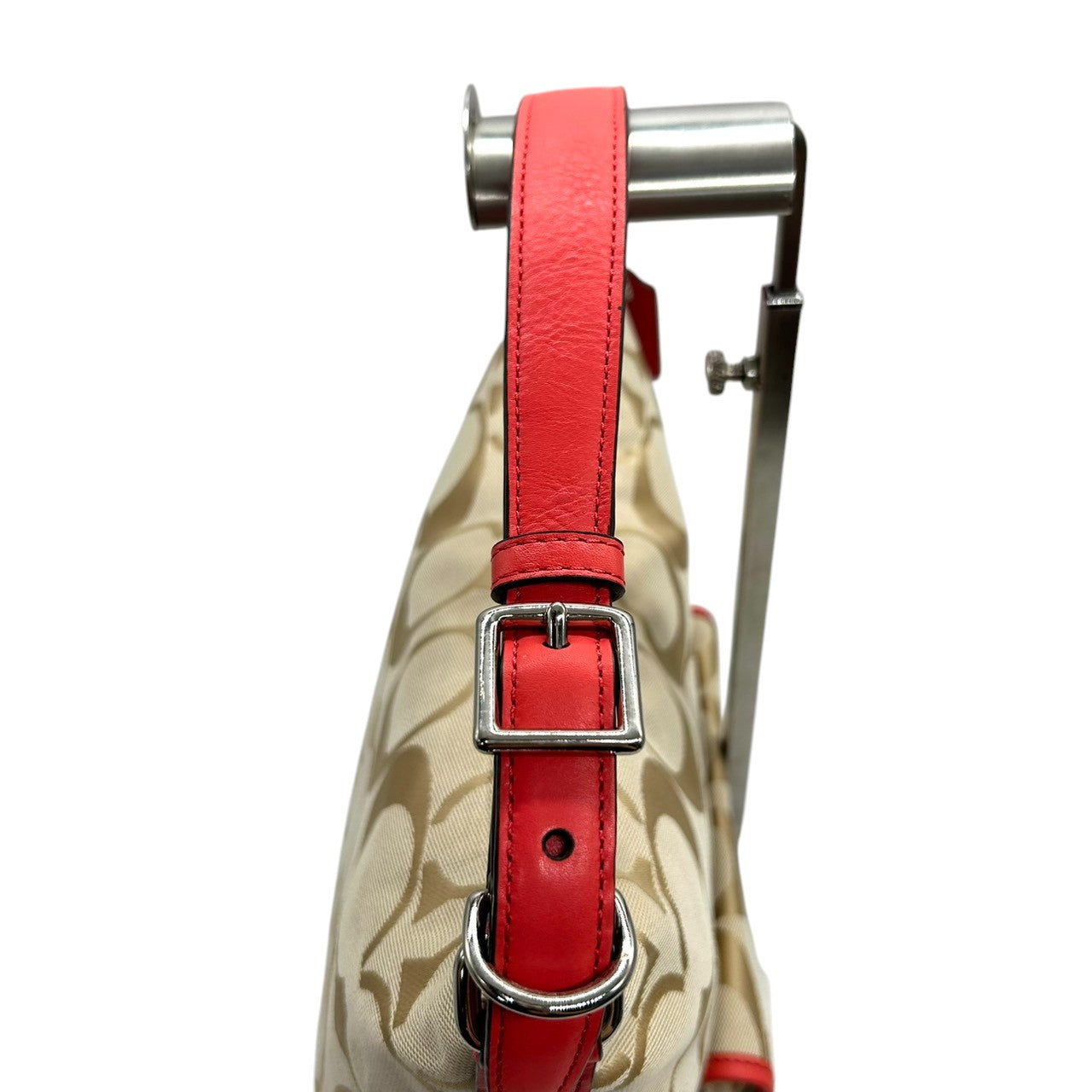 【極美品】コーチ レガシー 2WAY ショルダーバッグ シグネチャー キャンバス レザー 本革 ベージュ ゴールド レッド タッセル ターンロック 斜め掛け 肩掛け レディース 未使用級 エレガント フェミニン 大人可愛い COACH 22392 s82