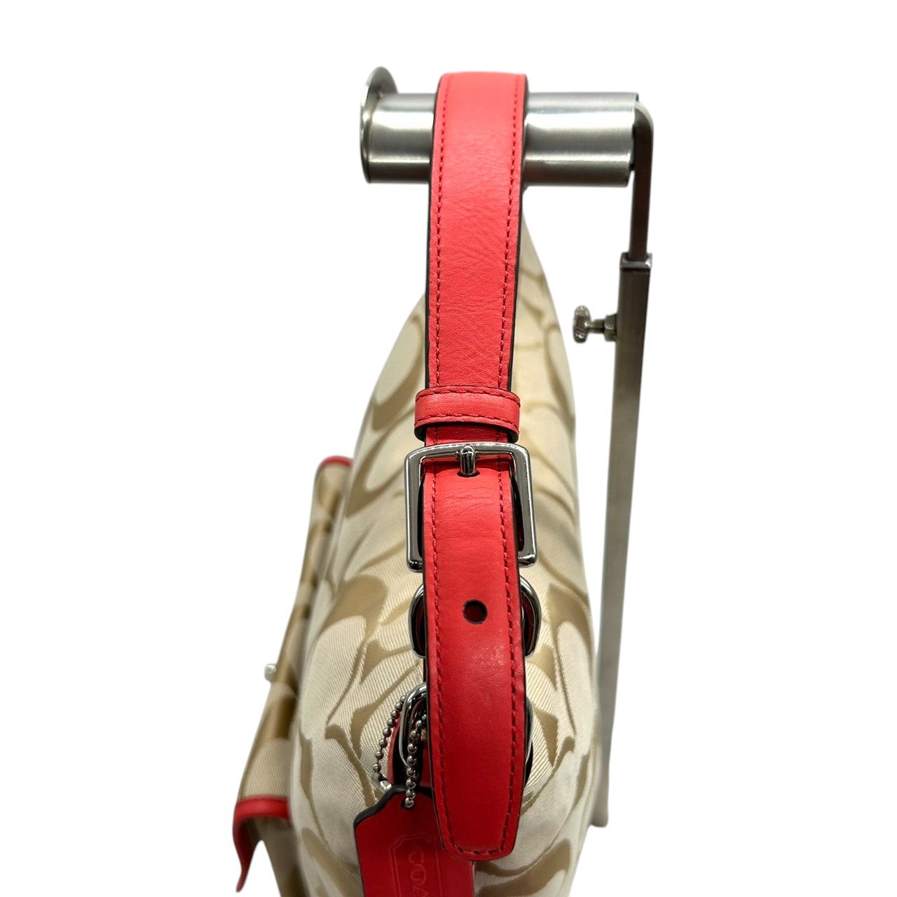 【極美品】コーチ レガシー 2WAY ショルダーバッグ シグネチャー キャンバス レザー 本革 ベージュ ゴールド レッド タッセル ターンロック 斜め掛け 肩掛け レディース 未使用級 エレガント フェミニン 大人可愛い COACH 22392 s82