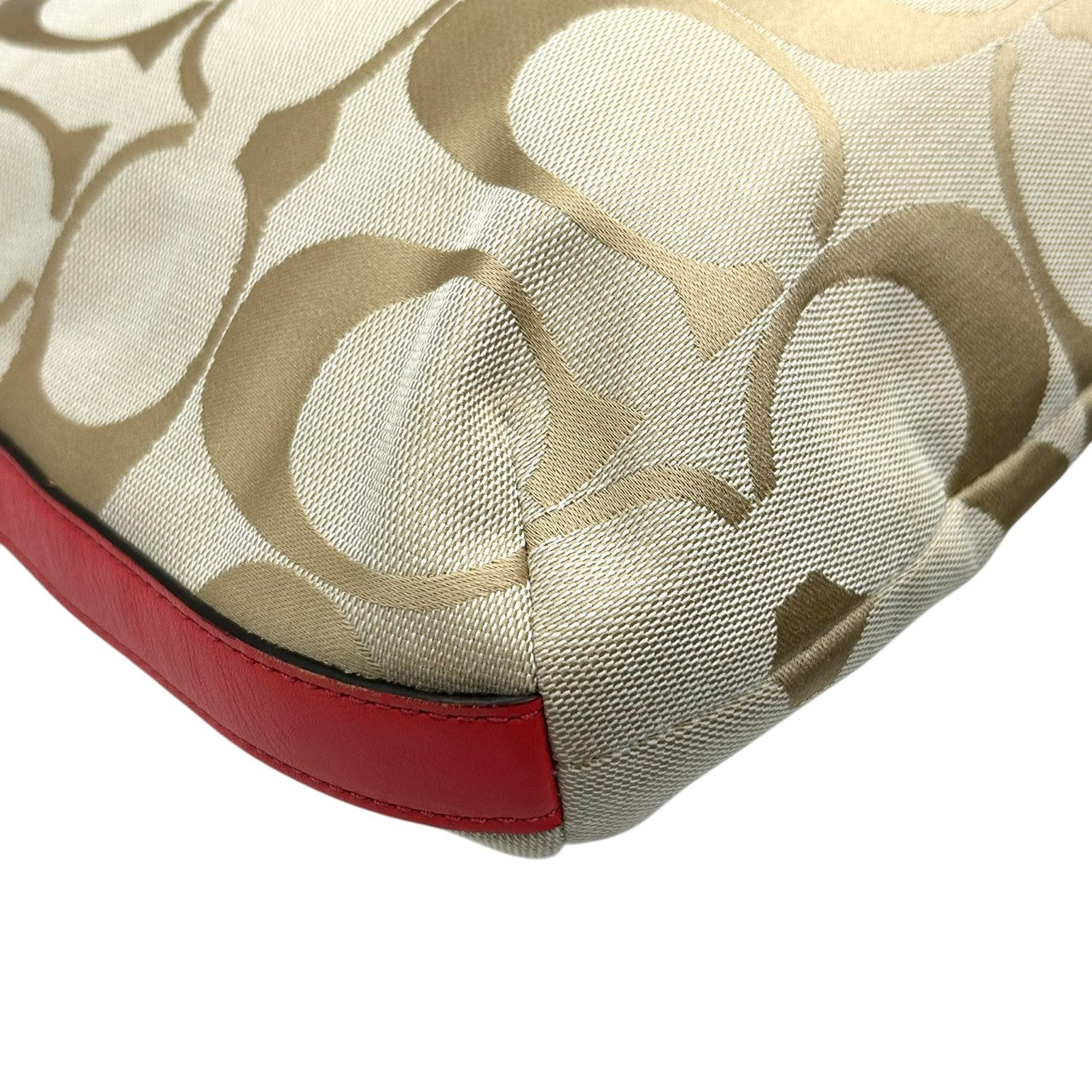 【極美品】コーチ レガシー 2WAY ショルダーバッグ シグネチャー キャンバス レザー 本革 ベージュ ゴールド レッド タッセル ターンロック 斜め掛け 肩掛け レディース 未使用級 エレガント フェミニン 大人可愛い COACH 22392 s82