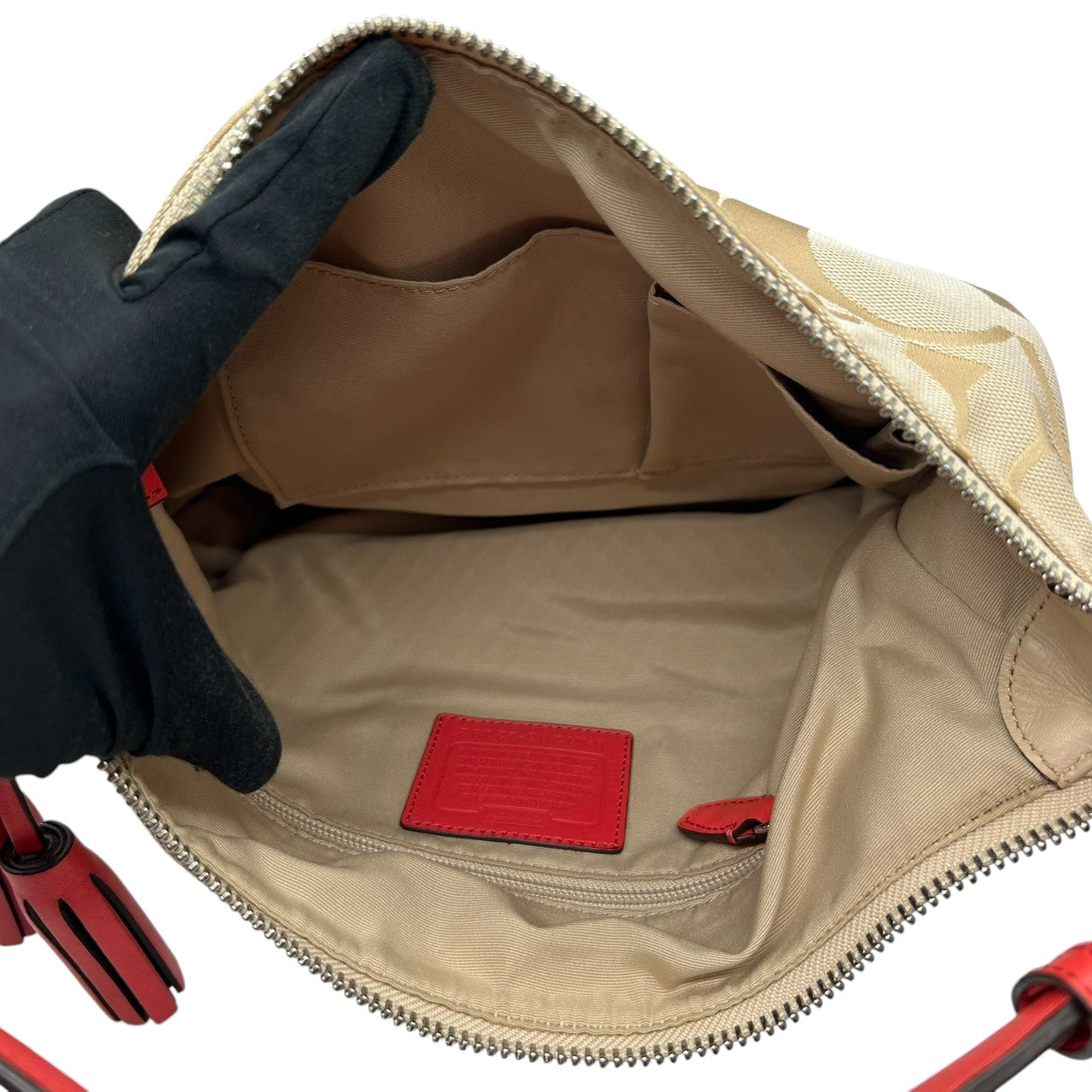 【極美品】コーチ レガシー 2WAY ショルダーバッグ シグネチャー キャンバス レザー 本革 ベージュ ゴールド レッド タッセル ターンロック 斜め掛け 肩掛け レディース 未使用級 エレガント フェミニン 大人可愛い COACH 22392 s82