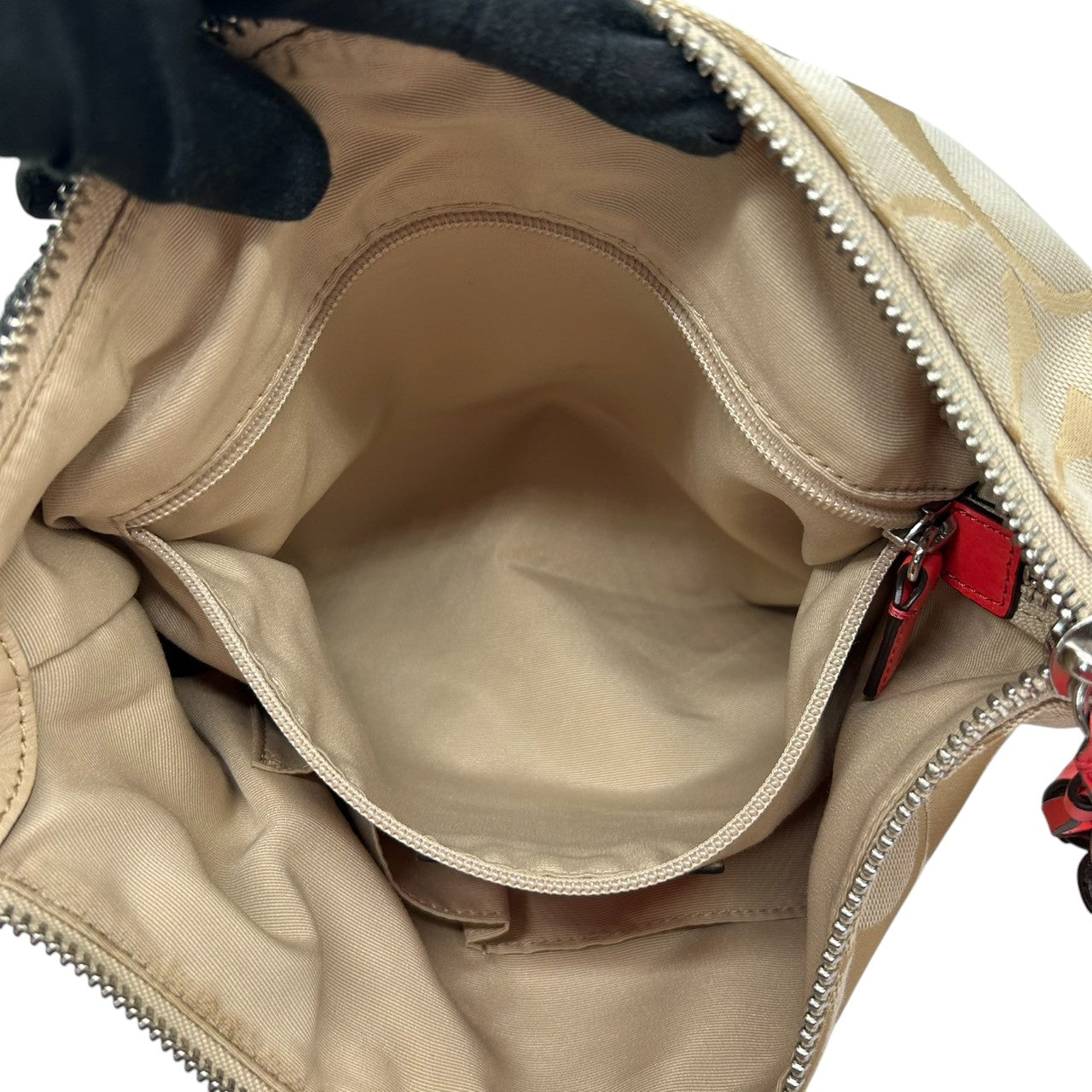 【極美品】コーチ レガシー 2WAY ショルダーバッグ シグネチャー キャンバス レザー 本革 ベージュ ゴールド レッド タッセル ターンロック 斜め掛け 肩掛け レディース 未使用級 エレガント フェミニン 大人可愛い COACH 22392 s82