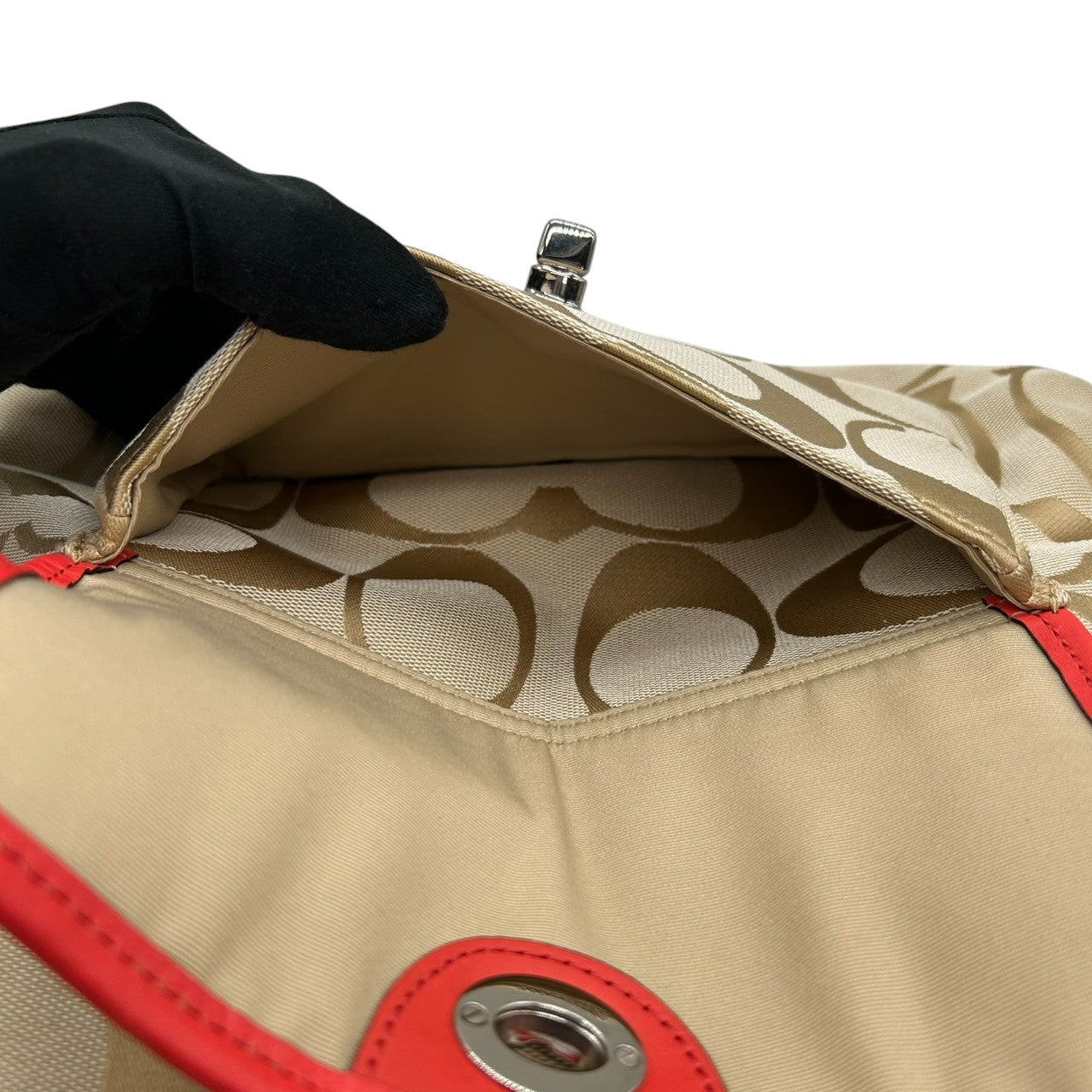 【極美品】コーチ レガシー 2WAY ショルダーバッグ シグネチャー キャンバス レザー 本革 ベージュ ゴールド レッド タッセル ターンロック 斜め掛け 肩掛け レディース 未使用級 エレガント フェミニン 大人可愛い COACH 22392 s82