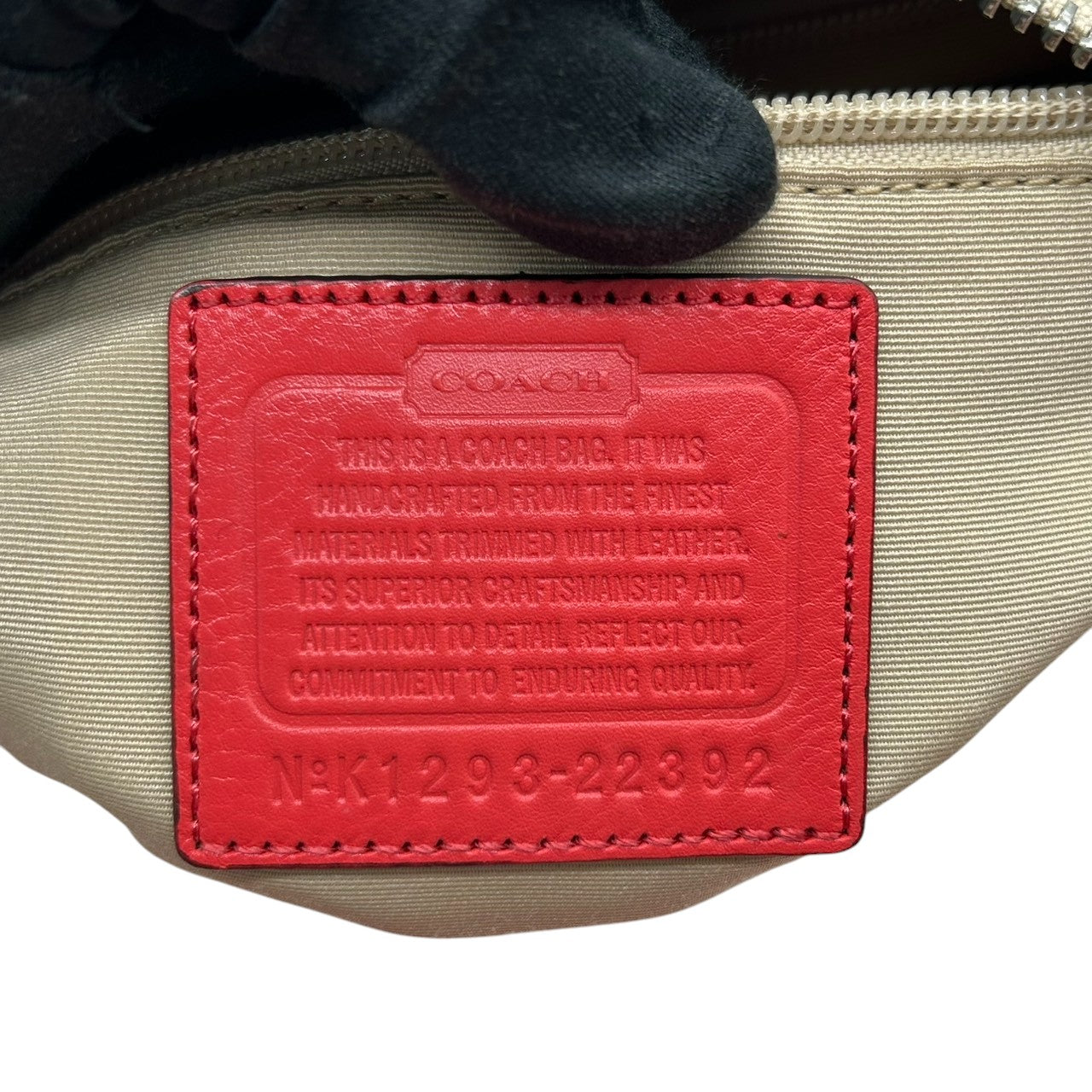 【極美品】コーチ レガシー 2WAY ショルダーバッグ シグネチャー キャンバス レザー 本革 ベージュ ゴールド レッド タッセル ターンロック 斜め掛け 肩掛け レディース 未使用級 エレガント フェミニン 大人可愛い COACH 22392 s82