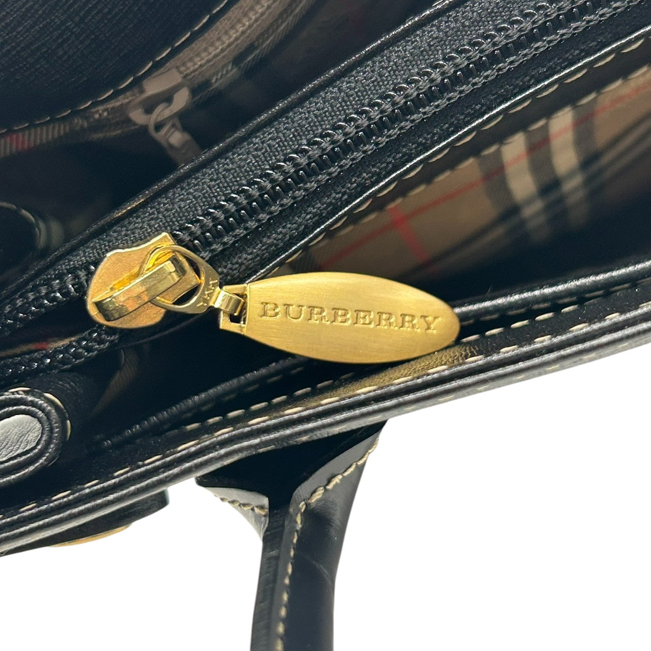 【美品】BURBERRY バーバリー ハンドバッグ トートバッグ レザー 本革 ブラック 黒 ゴールド金具 ロゴプレート 自立可 レディース フォーマル ビジネス オフィス 冠婚葬祭 セレモニー エレガント 上品 きれいめ クラシック s34