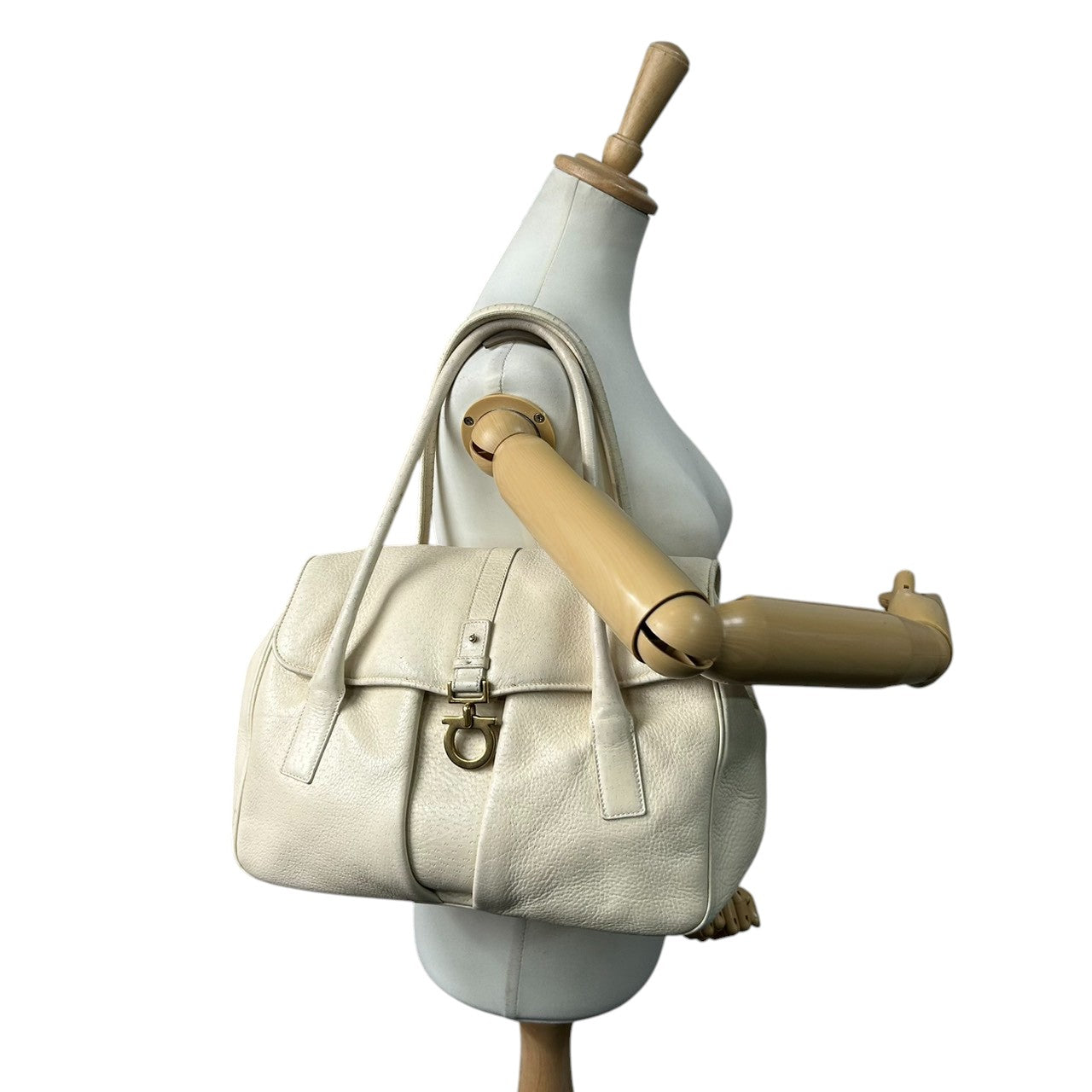 サルヴァトーレフェラガモ ハンドバッグ トートバッグ ガンチーニ レザー 本革 ホワイト系 ゴールド金具 レディース フォーマル ビジネス エレガント 上品 きれいめ 大容量 自立可 イタリア製 型番AB-21 6394 s3