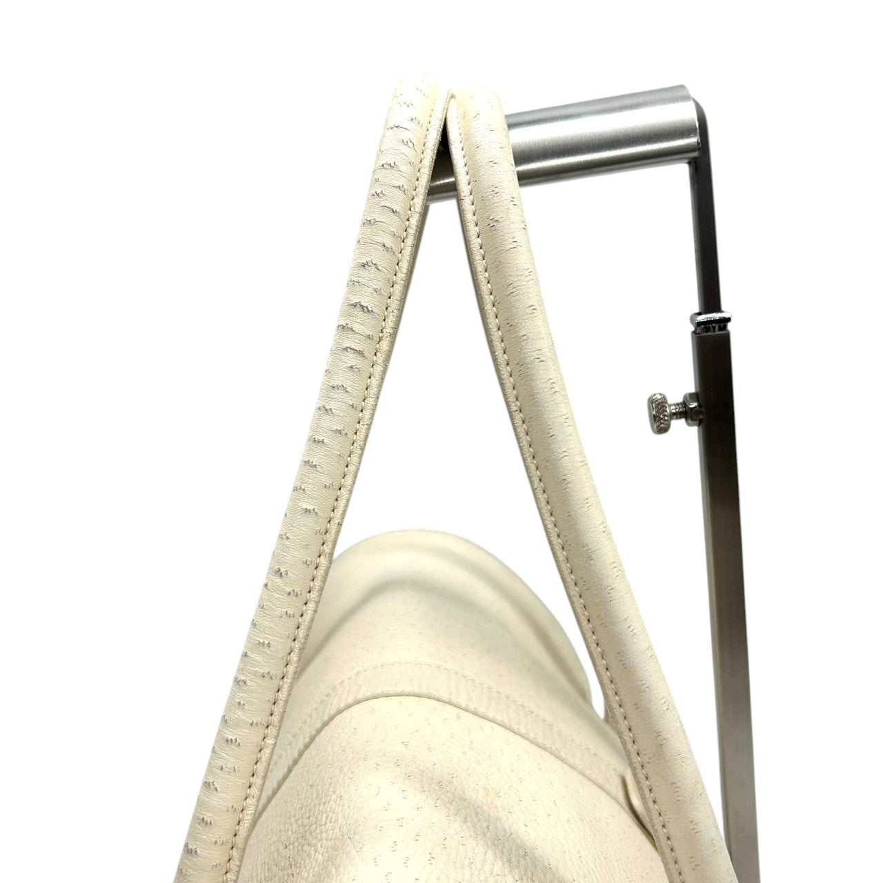 サルヴァトーレフェラガモ ハンドバッグ トートバッグ ガンチーニ レザー 本革 ホワイト系 ゴールド金具 レディース フォーマル ビジネス エレガント 上品 きれいめ 大容量 自立可 イタリア製 型番AB-21 6394 s3