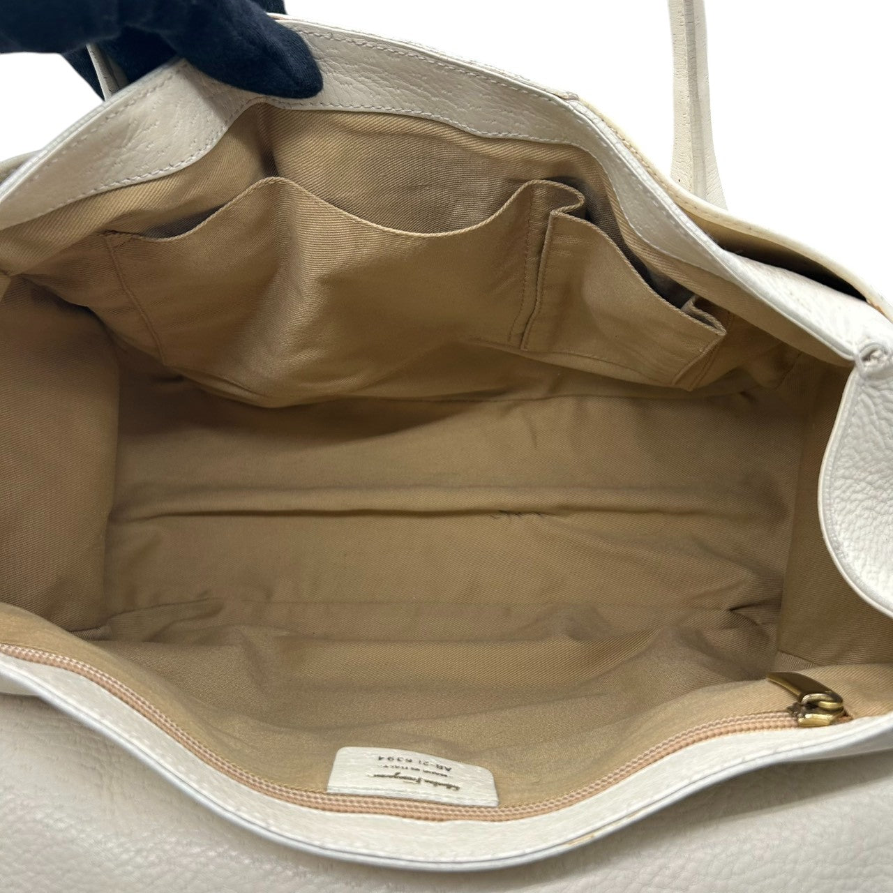 サルヴァトーレフェラガモ ハンドバッグ トートバッグ ガンチーニ レザー 本革 ホワイト系 ゴールド金具 レディース フォーマル ビジネス エレガント 上品 きれいめ 大容量 自立可 イタリア製 型番AB-21 6394 s3