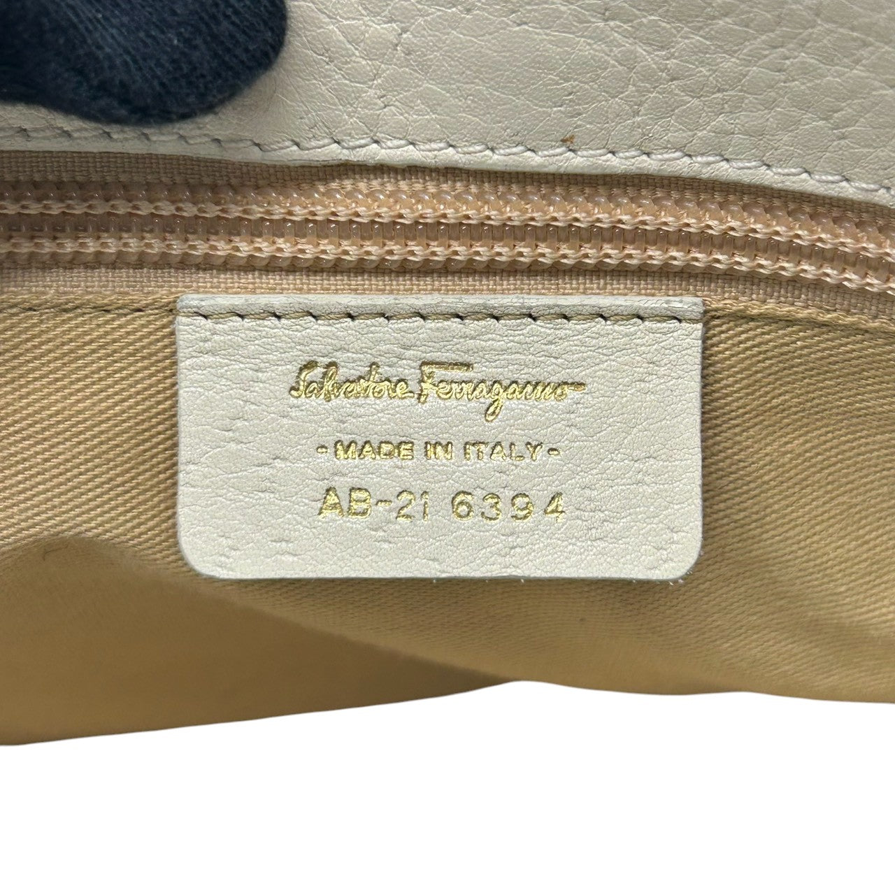 サルヴァトーレフェラガモ ハンドバッグ トートバッグ ガンチーニ レザー 本革 ホワイト系 ゴールド金具 レディース フォーマル ビジネス エレガント 上品 きれいめ 大容量 自立可 イタリア製 型番AB-21 6394 s3