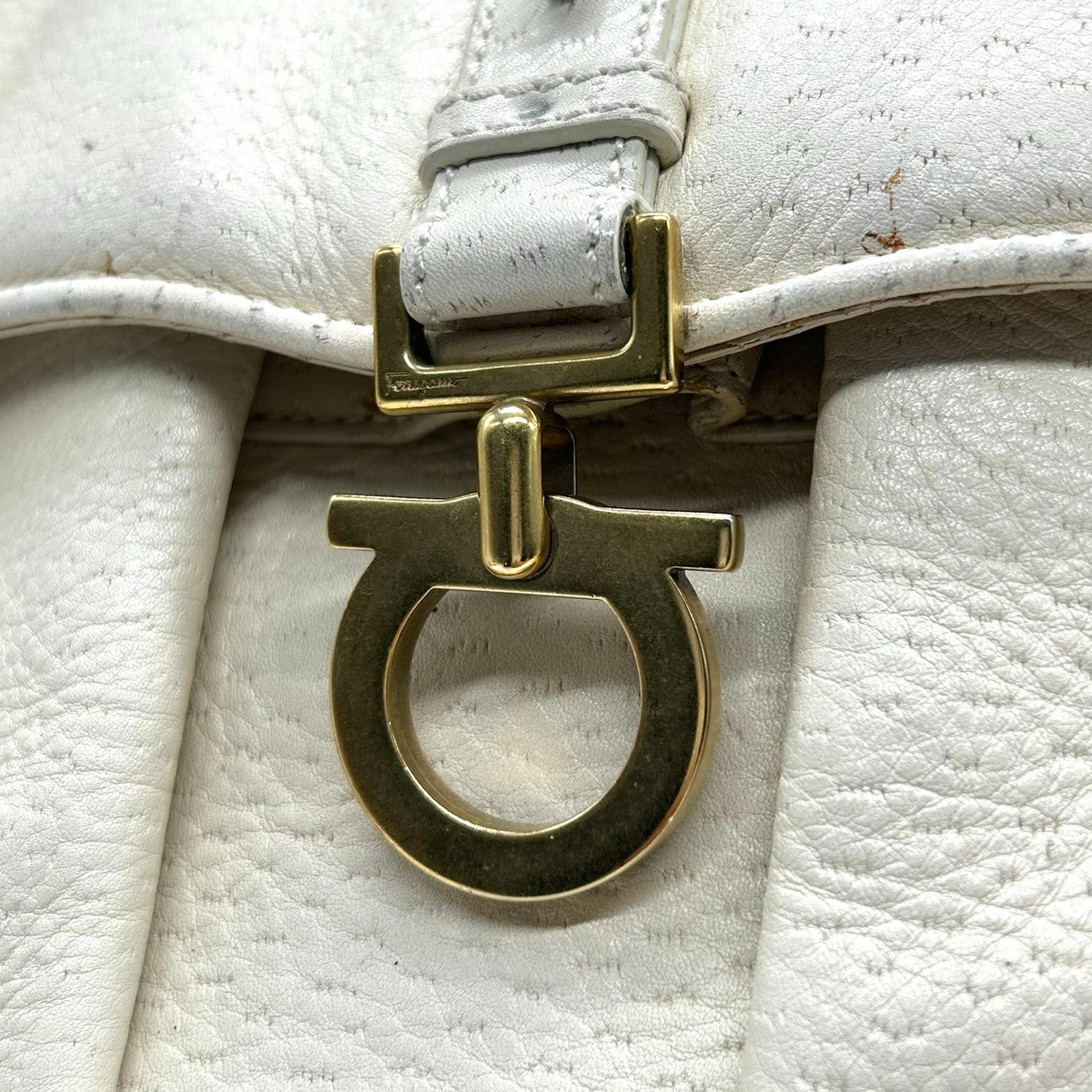 サルヴァトーレフェラガモ ハンドバッグ トートバッグ ガンチーニ レザー 本革 ホワイト系 ゴールド金具 レディース フォーマル ビジネス エレガント 上品 きれいめ 大容量 自立可 イタリア製 型番AB-21 6394 s3