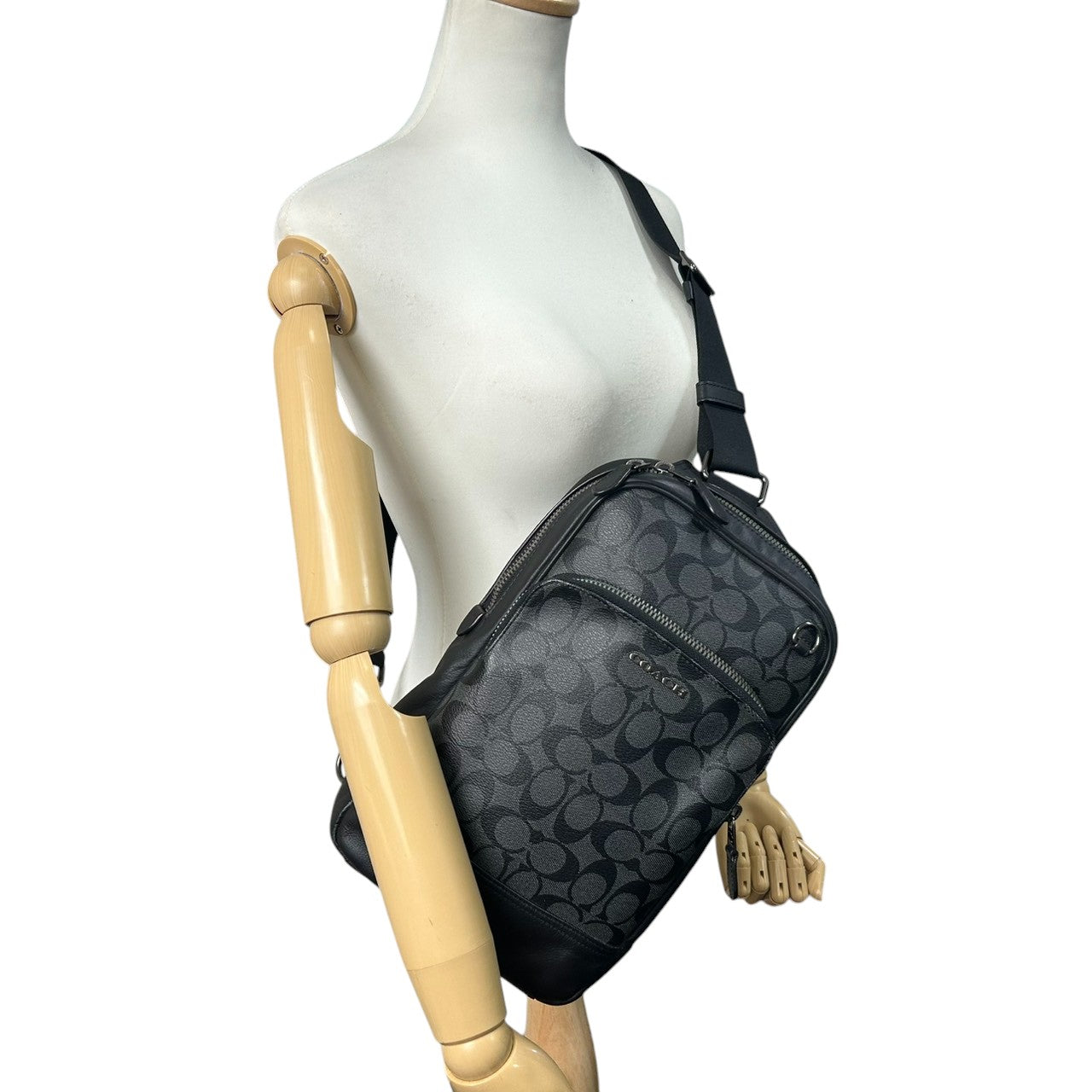 【美品】コーチ ボディバッグ スリングバッグ シグネチャー PVC レザー ブラック グレー ワンショルダー 斜め掛け可 メンズ レディース ユニセックス コンパクト 軽量 旅行 アウトドア カジュアル スタイリッシュ COACH C2932 s18