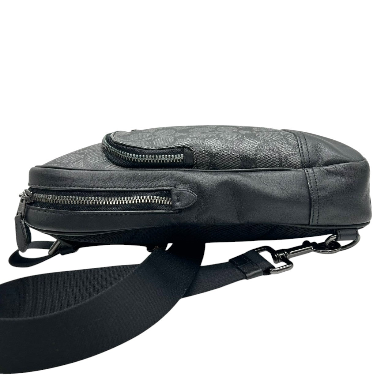 【美品】コーチ ボディバッグ スリングバッグ シグネチャー PVC レザー ブラック グレー ワンショルダー 斜め掛け可 メンズ レディース ユニセックス コンパクト 軽量 旅行 アウトドア カジュアル スタイリッシュ COACH C2932 s18