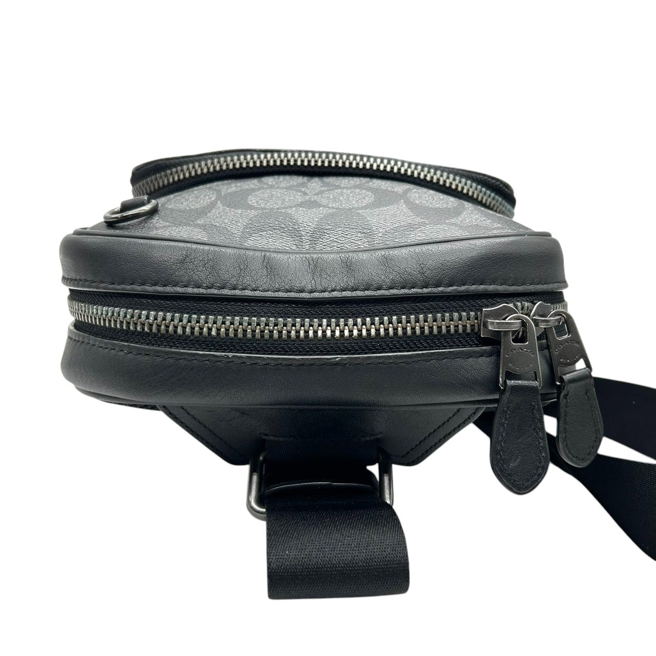 【美品】コーチ ボディバッグ スリングバッグ シグネチャー PVC レザー ブラック グレー ワンショルダー 斜め掛け可 メンズ レディース ユニセックス コンパクト 軽量 旅行 アウトドア カジュアル スタイリッシュ COACH C2932 s18