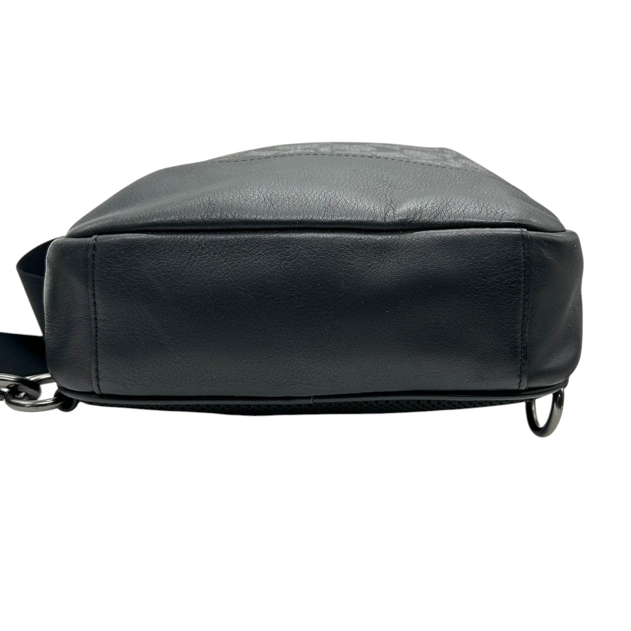 【美品】コーチ ボディバッグ スリングバッグ シグネチャー PVC レザー ブラック グレー ワンショルダー 斜め掛け可 メンズ レディース ユニセックス コンパクト 軽量 旅行 アウトドア カジュアル スタイリッシュ COACH C2932 s18