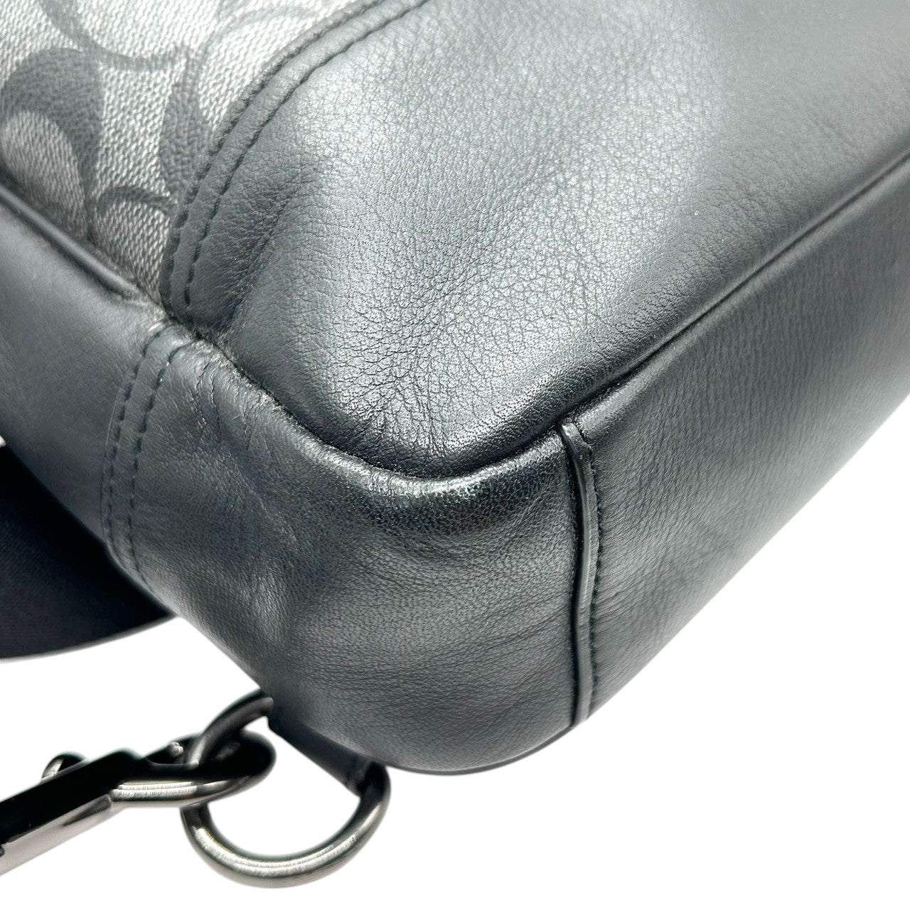 【美品】コーチ ボディバッグ スリングバッグ シグネチャー PVC レザー ブラック グレー ワンショルダー 斜め掛け可 メンズ レディース ユニセックス コンパクト 軽量 旅行 アウトドア カジュアル スタイリッシュ COACH C2932 s18