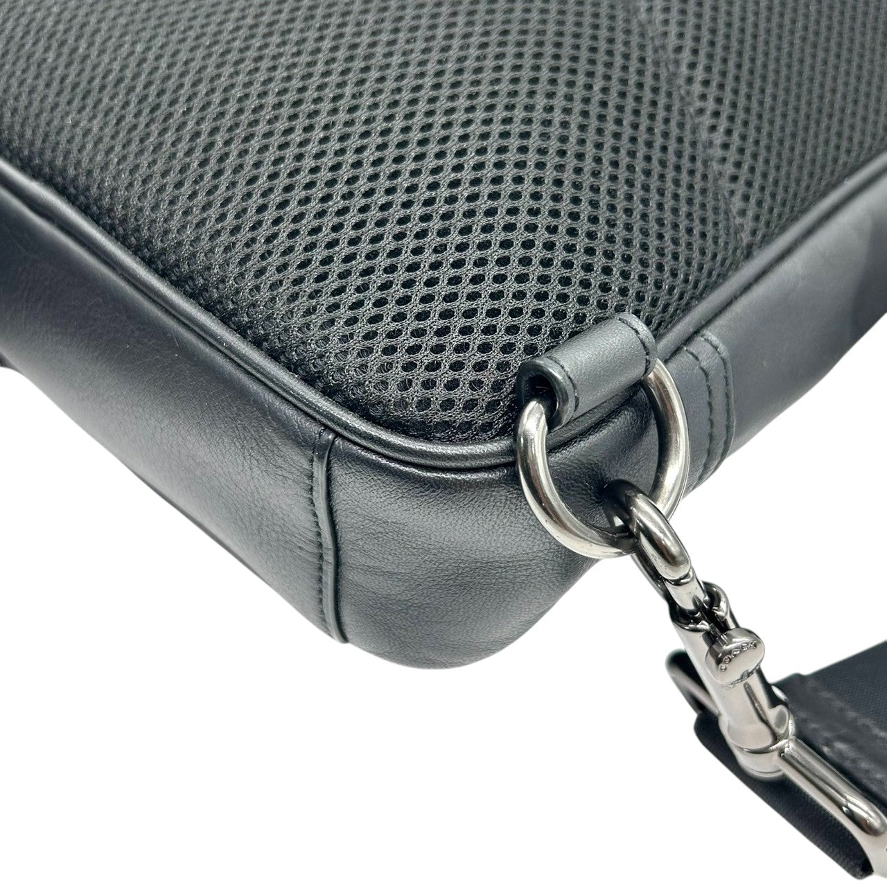 【美品】コーチ ボディバッグ スリングバッグ シグネチャー PVC レザー ブラック グレー ワンショルダー 斜め掛け可 メンズ レディース ユニセックス コンパクト 軽量 旅行 アウトドア カジュアル スタイリッシュ COACH C2932 s18