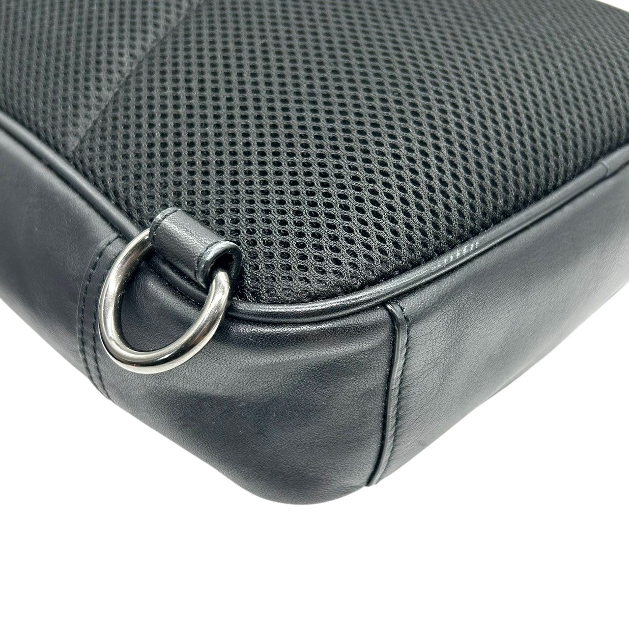 【美品】コーチ ボディバッグ スリングバッグ シグネチャー PVC レザー ブラック グレー ワンショルダー 斜め掛け可 メンズ レディース ユニセックス コンパクト 軽量 旅行 アウトドア カジュアル スタイリッシュ COACH C2932 s18