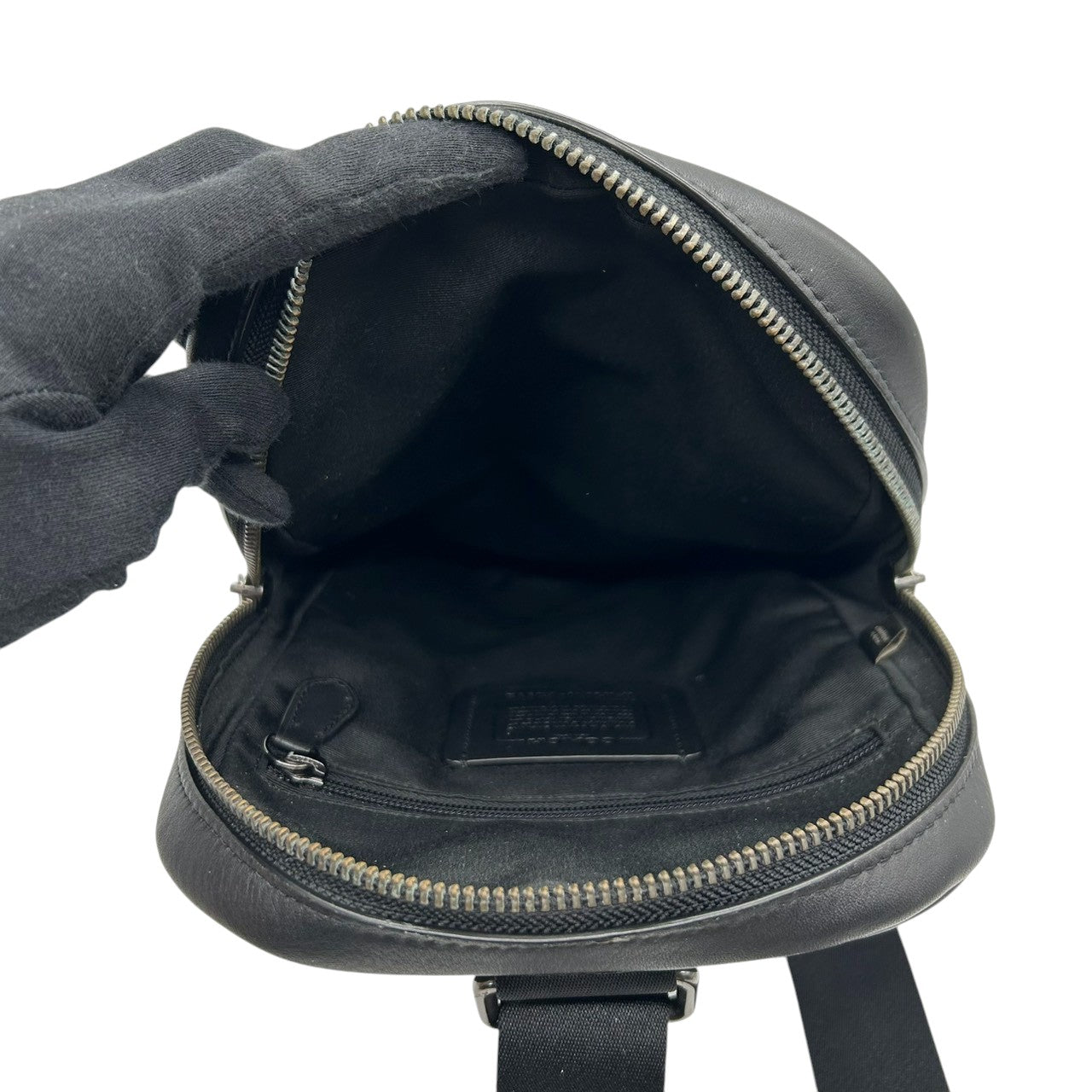 【美品】コーチ ボディバッグ スリングバッグ シグネチャー PVC レザー ブラック グレー ワンショルダー 斜め掛け可 メンズ レディース ユニセックス コンパクト 軽量 旅行 アウトドア カジュアル スタイリッシュ COACH C2932 s18