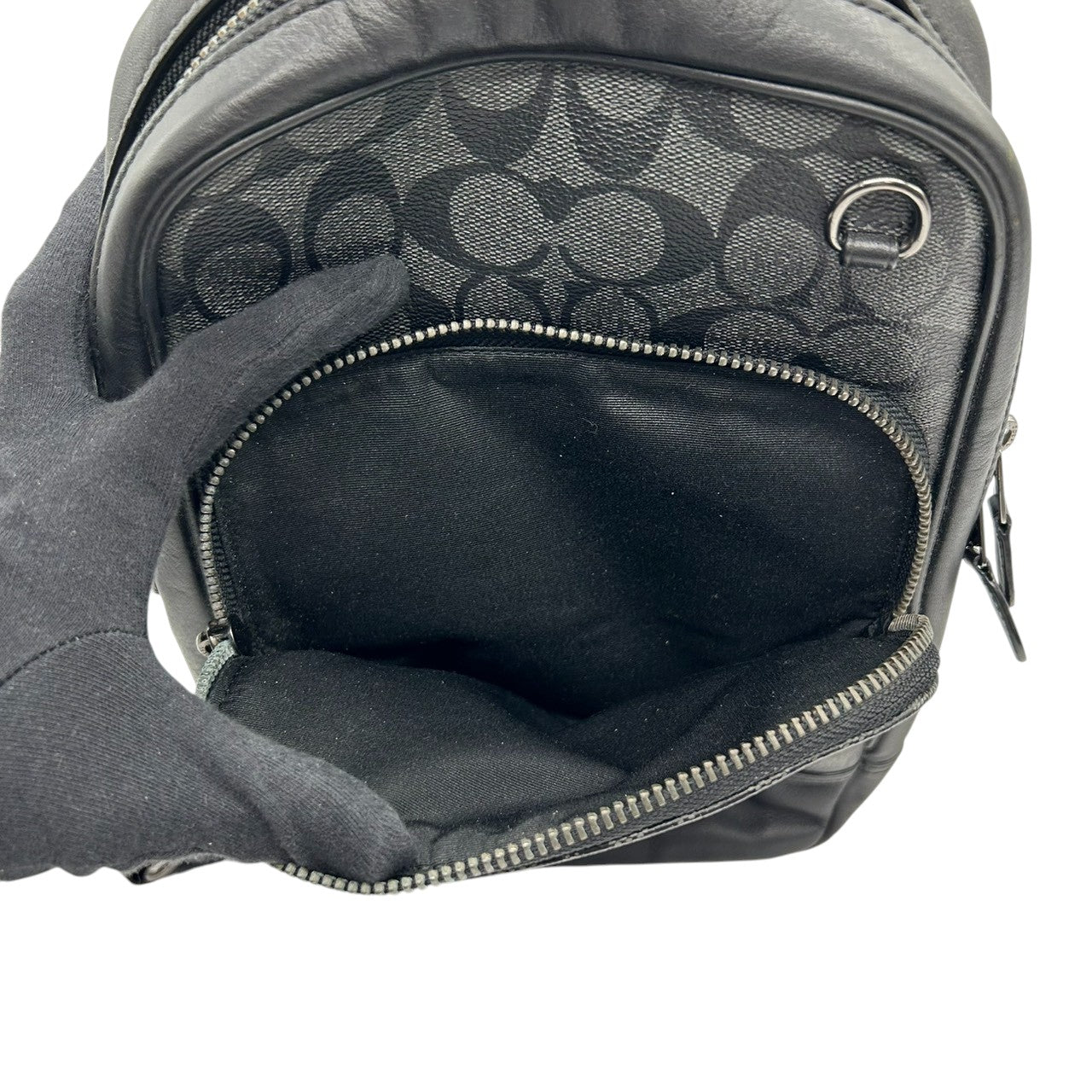 【美品】コーチ ボディバッグ スリングバッグ シグネチャー PVC レザー ブラック グレー ワンショルダー 斜め掛け可 メンズ レディース ユニセックス コンパクト 軽量 旅行 アウトドア カジュアル スタイリッシュ COACH C2932 s18