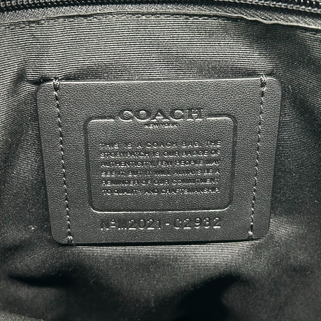 【美品】コーチ ボディバッグ スリングバッグ シグネチャー PVC レザー ブラック グレー ワンショルダー 斜め掛け可 メンズ レディース ユニセックス コンパクト 軽量 旅行 アウトドア カジュアル スタイリッシュ COACH C2932 s18