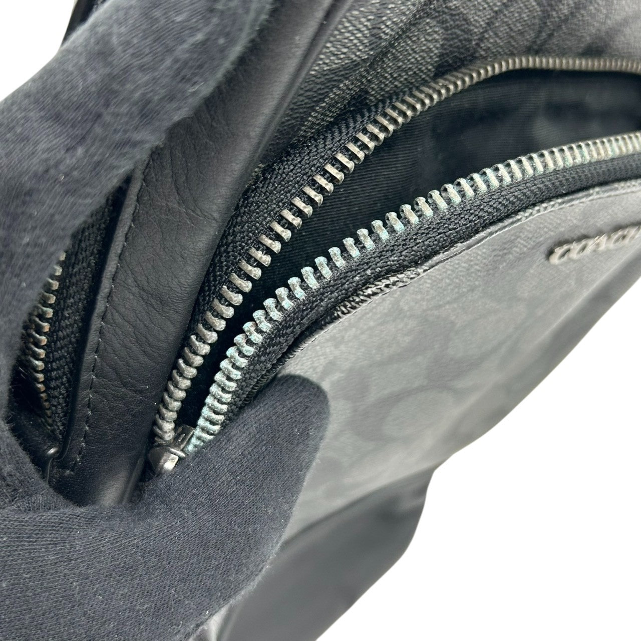 【美品】コーチ ボディバッグ スリングバッグ シグネチャー PVC レザー ブラック グレー ワンショルダー 斜め掛け可 メンズ レディース ユニセックス コンパクト 軽量 旅行 アウトドア カジュアル スタイリッシュ COACH C2932 s18