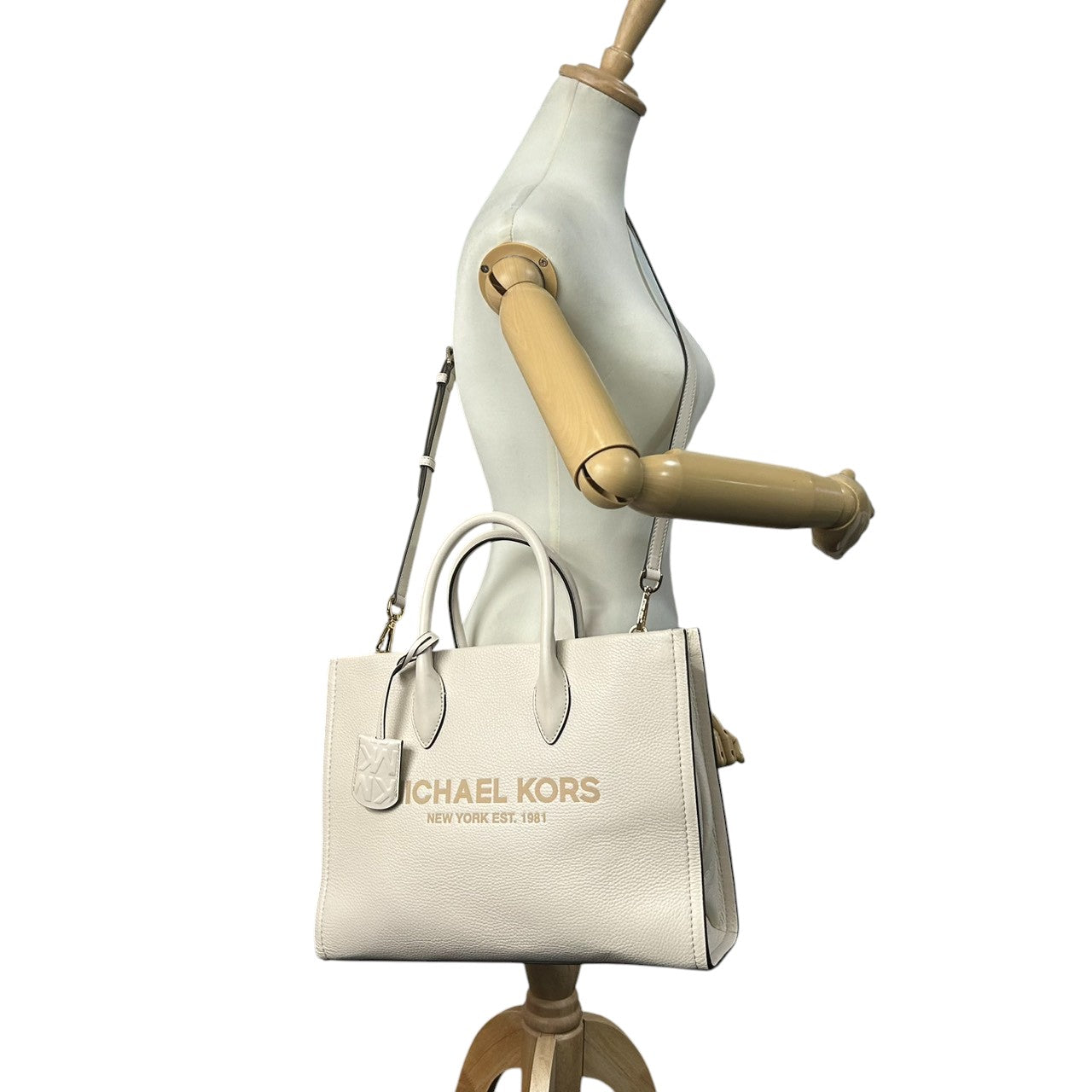 【美品】マイケルコース 2WAY トートバッグ ショルダーバッグ レザー ホワイト系 A4可 大容量 斜め掛け 肩掛け レディース 通勤 通学 ビジネス オフィス きれいめ 上品 フェミニン 自立可 MKロゴ チャーム付き MICHAEL KORS s18