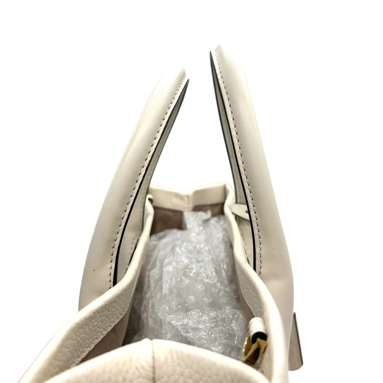 【美品】マイケルコース 2WAY トートバッグ ショルダーバッグ レザー ホワイト系 A4可 大容量 斜め掛け 肩掛け レディース 通勤 通学 ビジネス オフィス きれいめ 上品 フェミニン 自立可 MKロゴ チャーム付き MICHAEL KORS s18