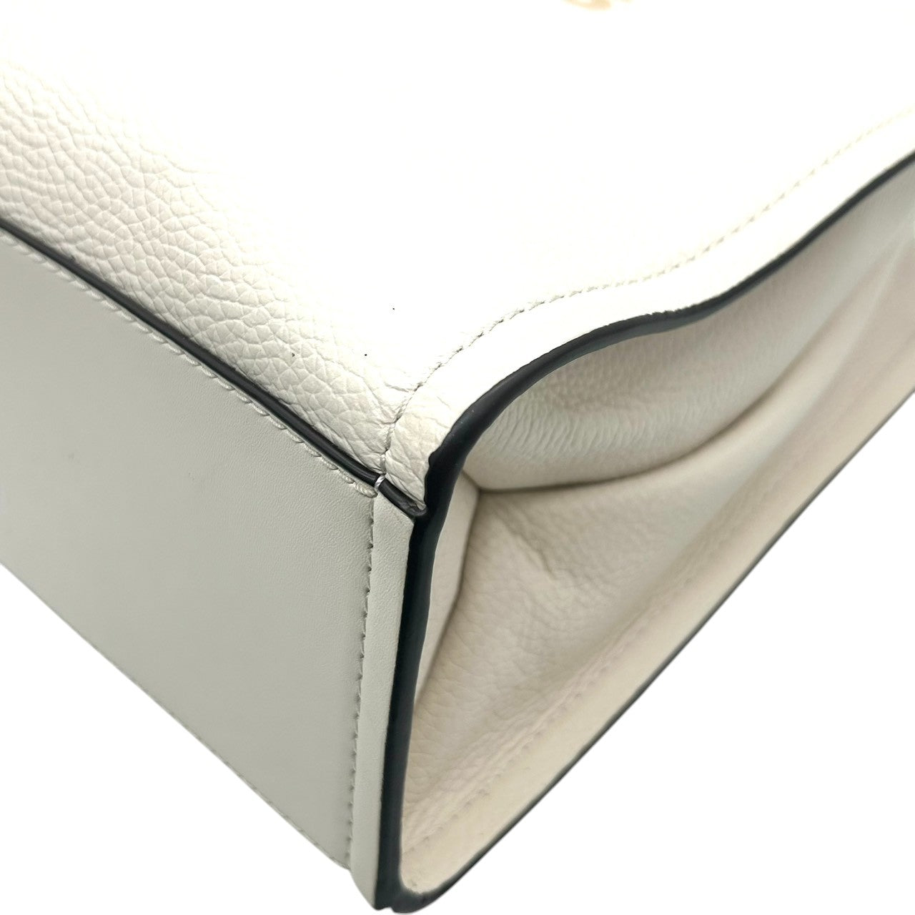 【美品】マイケルコース 2WAY トートバッグ ショルダーバッグ レザー ホワイト系 A4可 大容量 斜め掛け 肩掛け レディース 通勤 通学 ビジネス オフィス きれいめ 上品 フェミニン 自立可 MKロゴ チャーム付き MICHAEL KORS s18