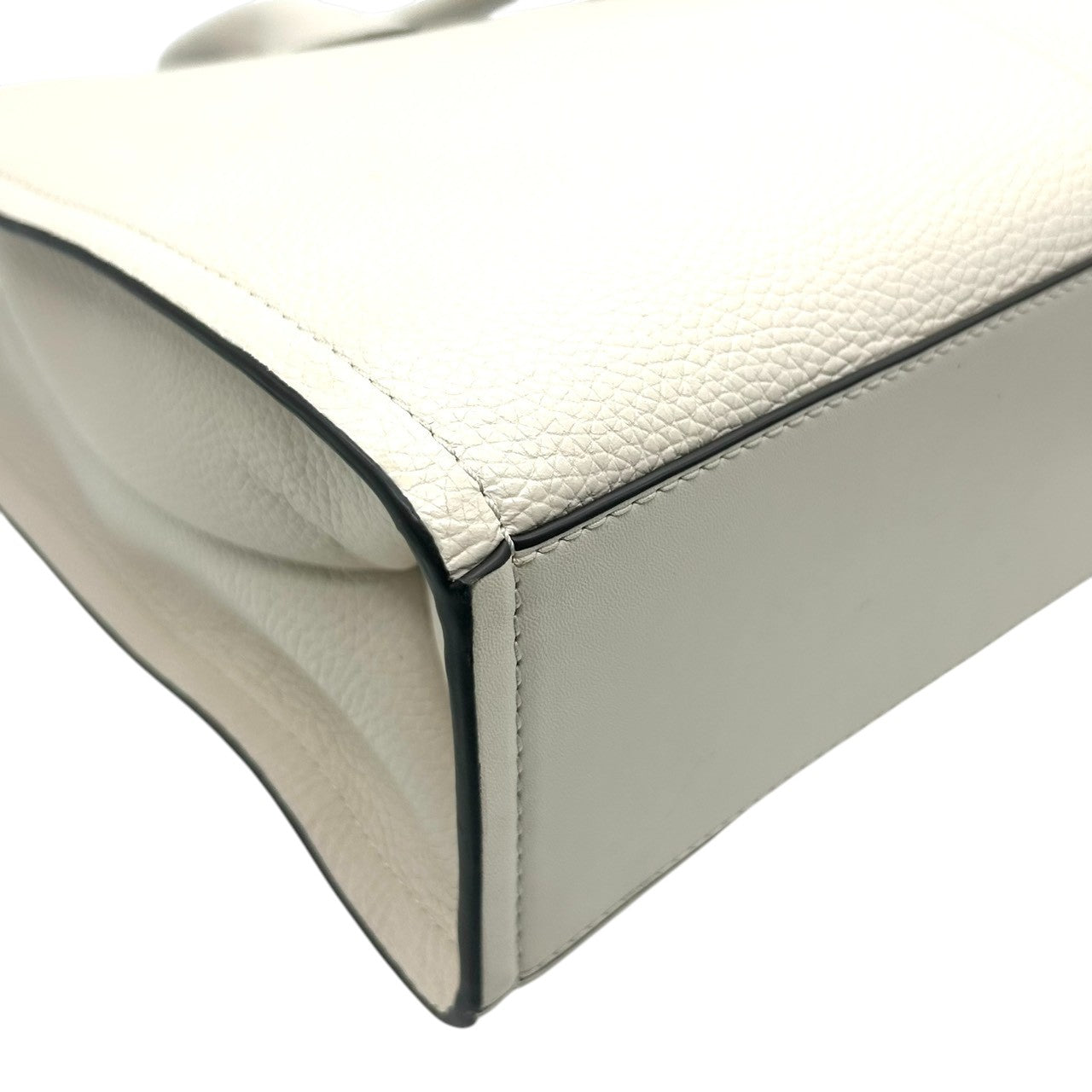 【美品】マイケルコース 2WAY トートバッグ ショルダーバッグ レザー ホワイト系 A4可 大容量 斜め掛け 肩掛け レディース 通勤 通学 ビジネス オフィス きれいめ 上品 フェミニン 自立可 MKロゴ チャーム付き MICHAEL KORS s18