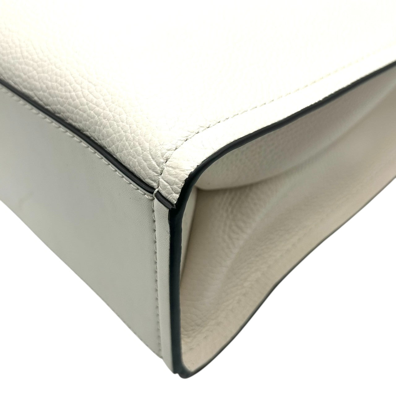 【美品】マイケルコース 2WAY トートバッグ ショルダーバッグ レザー ホワイト系 A4可 大容量 斜め掛け 肩掛け レディース 通勤 通学 ビジネス オフィス きれいめ 上品 フェミニン 自立可 MKロゴ チャーム付き MICHAEL KORS s18