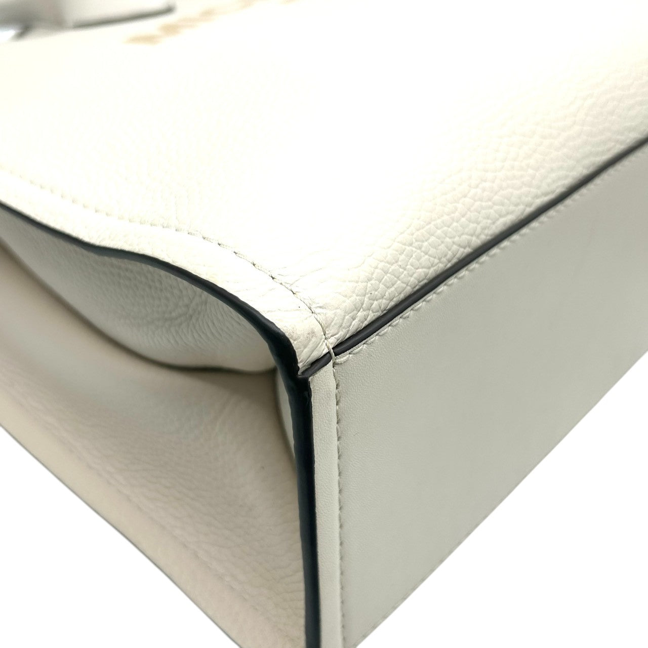 【美品】マイケルコース 2WAY トートバッグ ショルダーバッグ レザー ホワイト系 A4可 大容量 斜め掛け 肩掛け レディース 通勤 通学 ビジネス オフィス きれいめ 上品 フェミニン 自立可 MKロゴ チャーム付き MICHAEL KORS s18