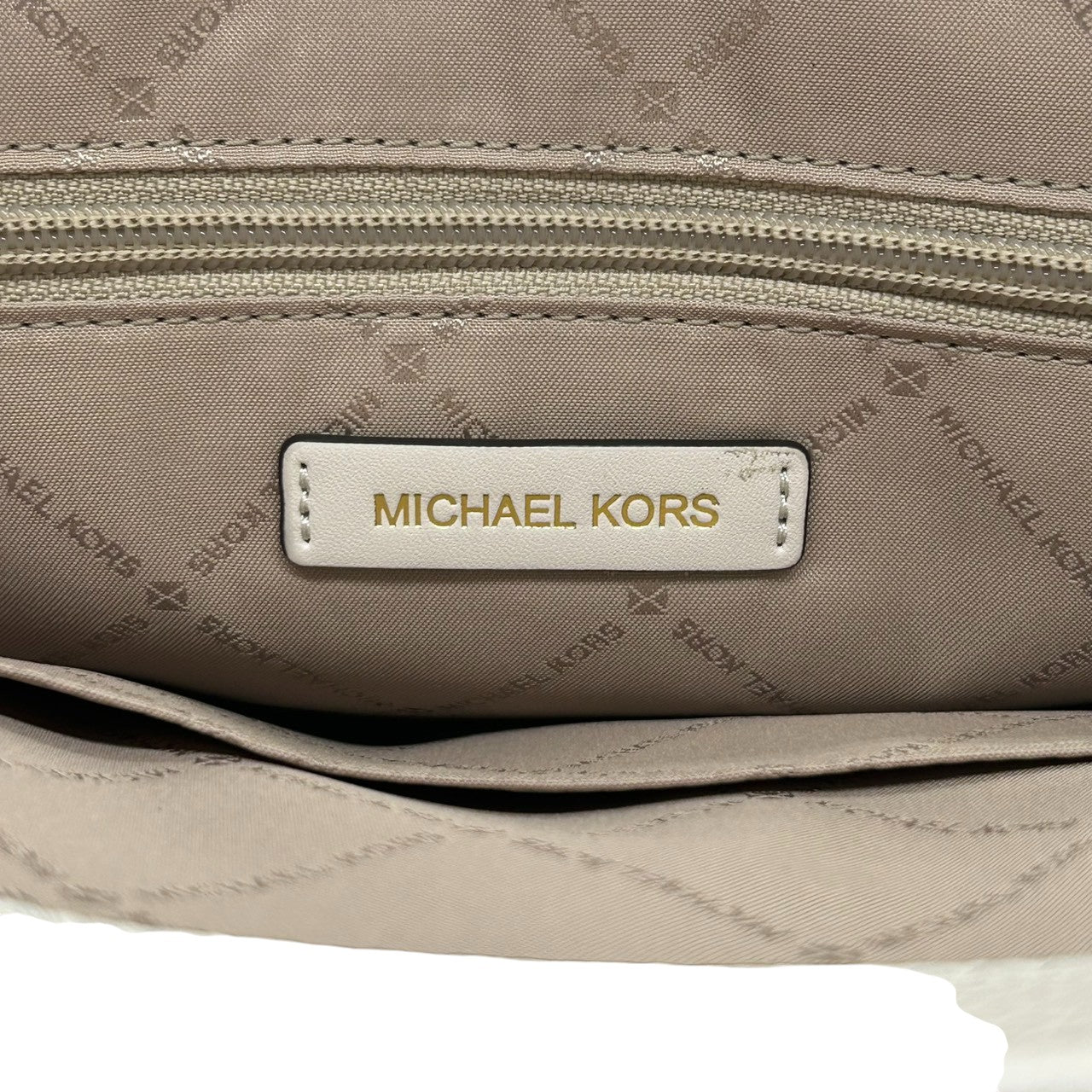 【美品】マイケルコース 2WAY トートバッグ ショルダーバッグ レザー ホワイト系 A4可 大容量 斜め掛け 肩掛け レディース 通勤 通学 ビジネス オフィス きれいめ 上品 フェミニン 自立可 MKロゴ チャーム付き MICHAEL KORS s18