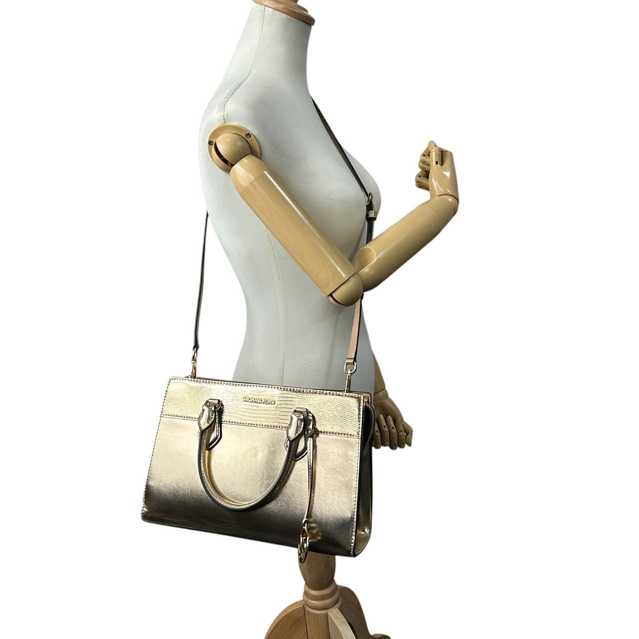 【美品】マイケルコース 2WAY ハンドバッグ ショルダーバッグ ゴールド PVC 型押しレザー エレガント MKロゴチャーム レディース 斜め掛け可 自立可 MICHAEL KORS 通勤通学 パーティバッグ ゴージャス サッチェル s34
