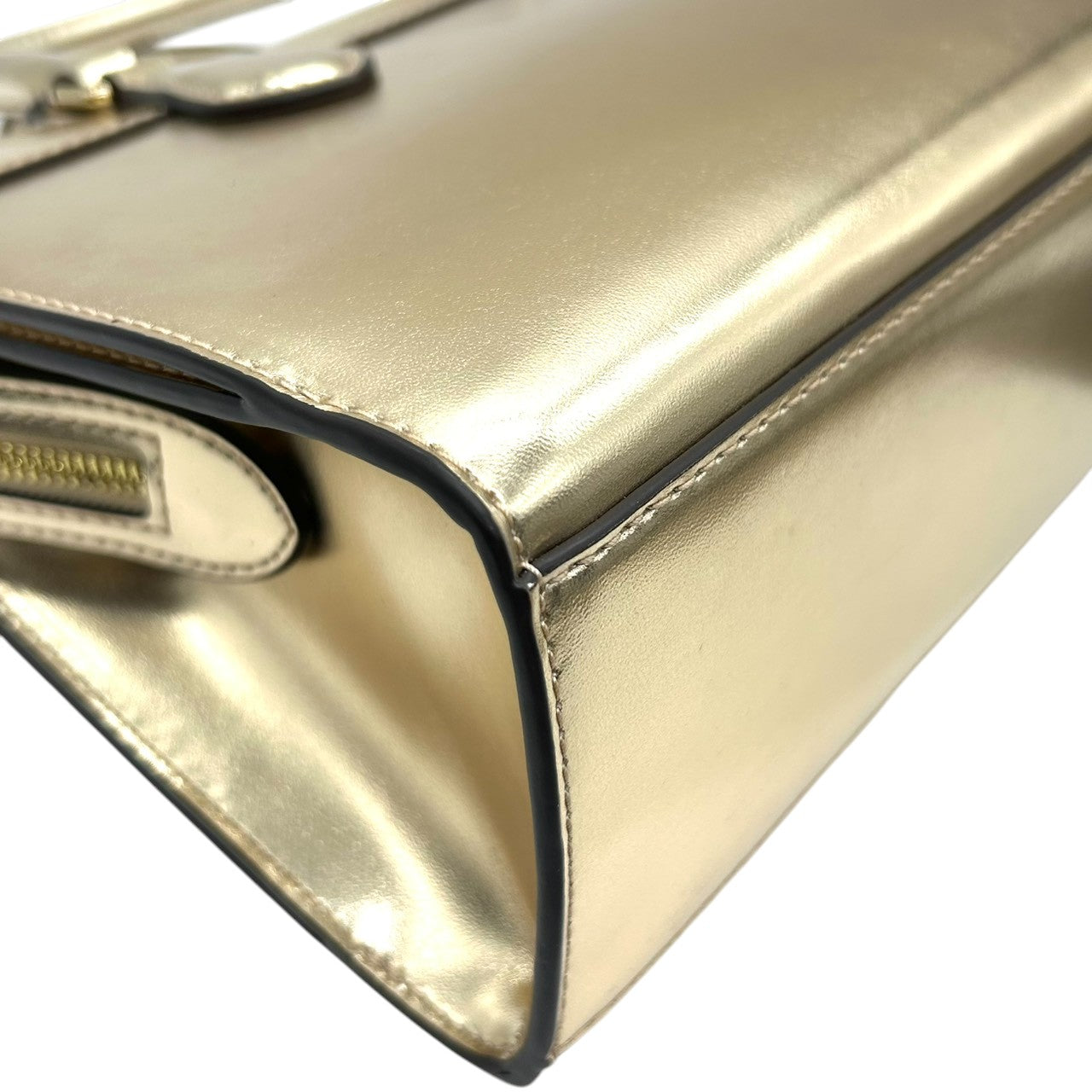 【美品】マイケルコース 2WAY ハンドバッグ ショルダーバッグ ゴールド PVC 型押しレザー エレガント MKロゴチャーム レディース 斜め掛け可 自立可 MICHAEL KORS 通勤通学 パーティバッグ ゴージャス サッチェル s34