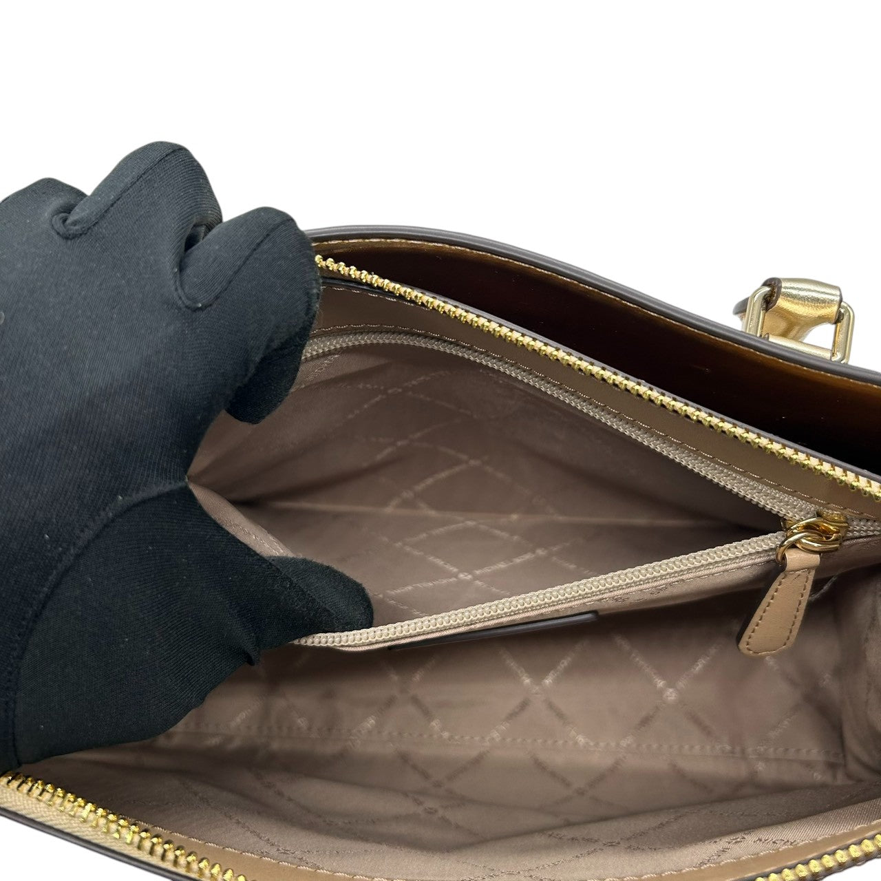 【美品】マイケルコース 2WAY ハンドバッグ ショルダーバッグ ゴールド PVC 型押しレザー エレガント MKロゴチャーム レディース 斜め掛け可 自立可 MICHAEL KORS 通勤通学 パーティバッグ ゴージャス サッチェル s34